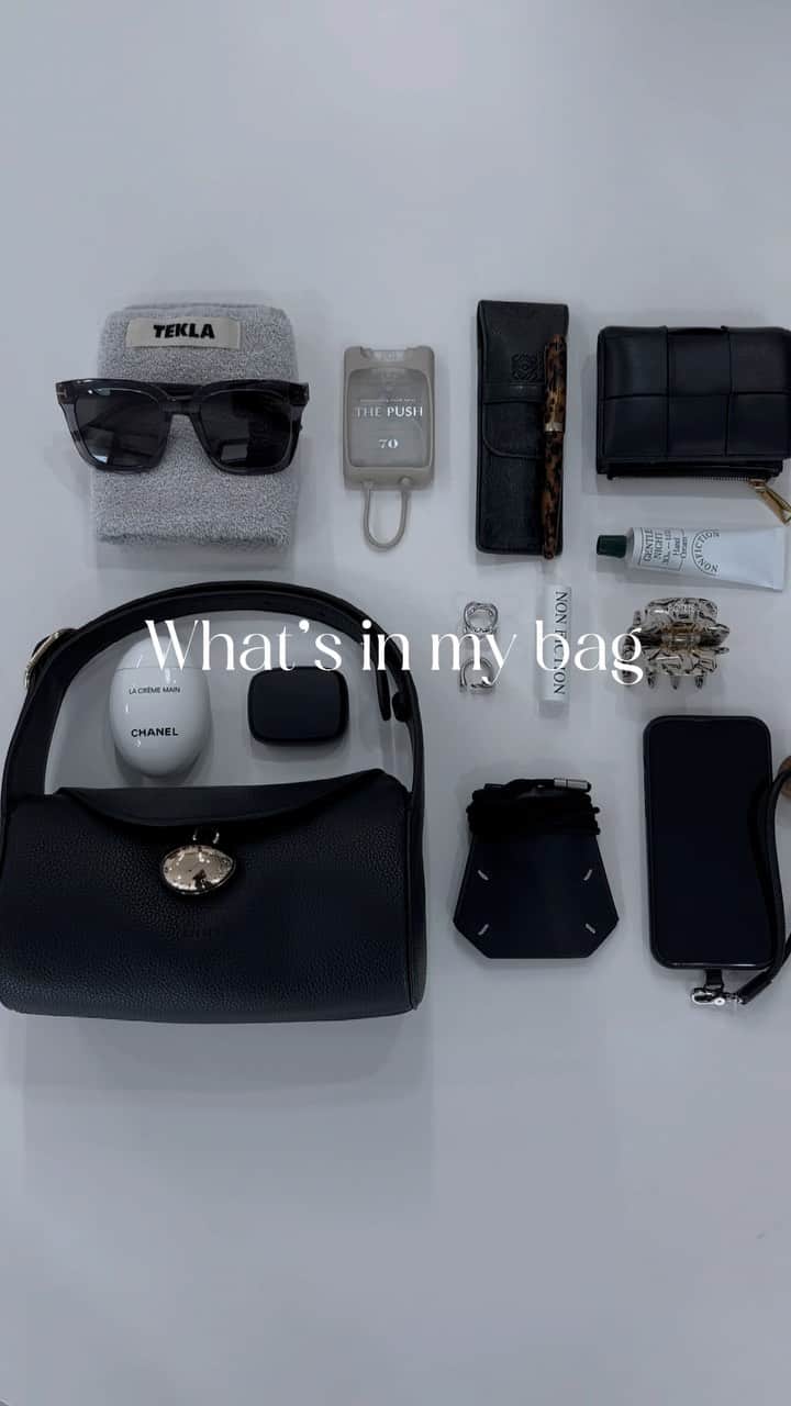 Mie Kawanoのインスタグラム：「What‘s in my bag! @cafune.official   前回からプラスされたitem @thepush_jp の持ち運びできるカード型の アルコールスプレー♩ 香りも良くて見た目も良くてお気に入り🫶🏻  @official.nonfiction のリップとハンドクリーム 妹からの韓国土産‼︎特にリップがめちゃくちゃ 使い心地いいいからリピ決定🫶🏻  @sudio のイヤホン♩ 使い心地最高で毎日愛用中！  ✔︎国内から配送・30日間返品対応 ✔︎Sudio Sphere登録で18ヶ月間製品保証 ✔︎今だけケアキットを無料プレゼント のキャンペーン開催中のようです☝︎  -15%割引クーポンコード：COTARA #sudio  #designingsound  #sudioN2Pro  #北欧デザイン #バッグの中身  #whatsinmybag」