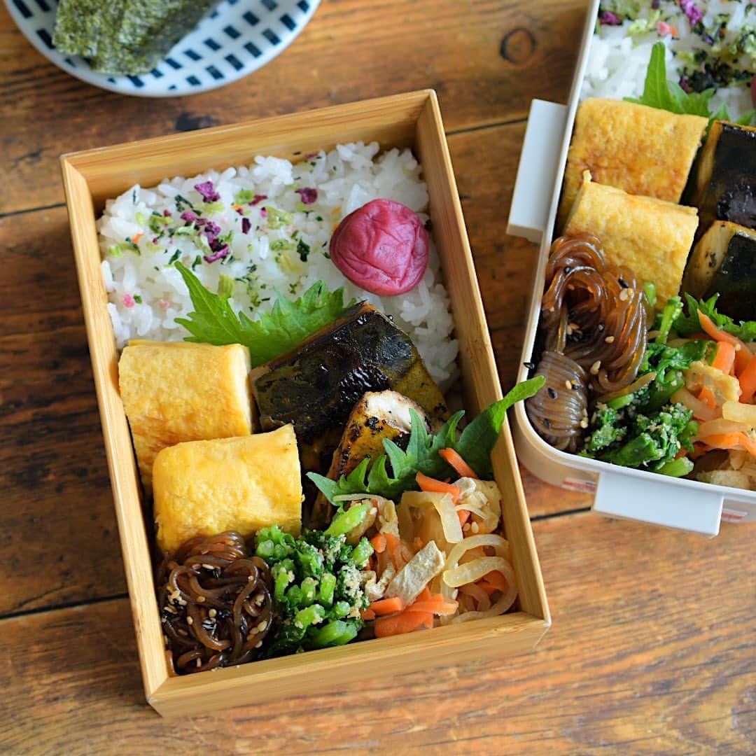 yukiyoのインスタグラム：「2023.4.5* ・ 今日のお弁当 ・ ごはんに花むすびふりかけ、梅干し 甘い出汁巻 塩サヴァ焼き 大根人参お揚げ炒め かき菜ごま和え 結びこんにゃく煮 おむすびの具はごま昆布の佃煮 お味噌汁はインスタント、フリーズドライのあさげ ・ 昨日は健康診断 偶数歳じゃないのに婦人系のガン検診や諸々つけたら オプション料金だけで13,000円オーバー😂 まぁ仕方ないよね💦 ・ ・ #お弁当 #obento #bento #japanesefood #暮らし #公長齋小菅  #igersjp #クロワッサンお弁当部 #クロワッサン普段弁当 #おむすび #おにぎり」