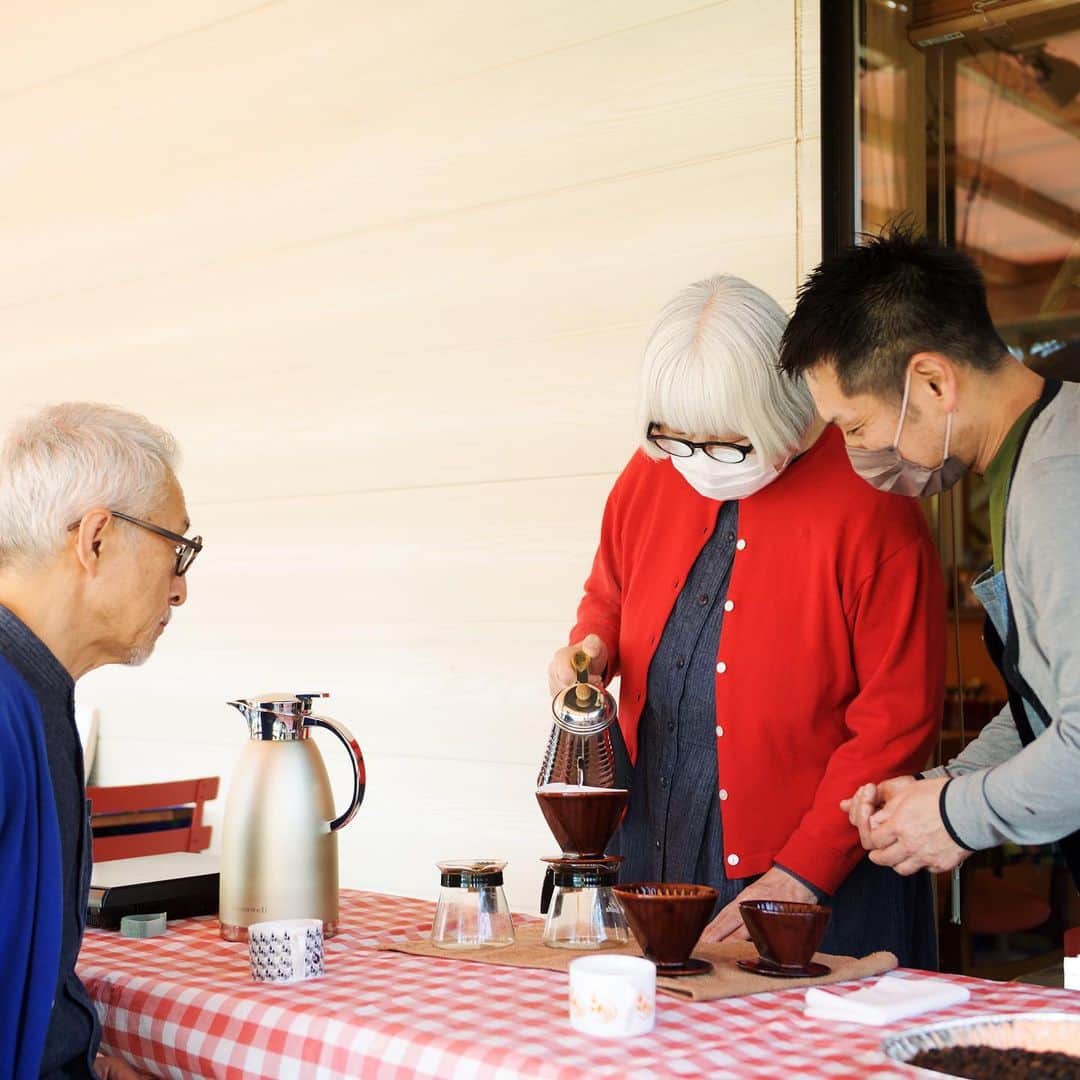 bon ponさんのインスタグラム写真 - (bon ponInstagram)「大人のためのプレミアムマガジン「Kappo 仙台闊歩」123号(2023年5月号)は本日発売です。 @kappo_sendai 私達の連載『bonとponの宮城ふたり遊び』の第27回目が掲載されています。 今回の目的は、コーヒー豆の焙煎体験。秋保温泉の里山にある北欧風カフェ『Kukka with Flower & Cafe』で、初めて自分で焙煎したコーヒーを味わってきました☕️ @kukka087  秋保温泉から西へ向かうと、県道沿いに白い一軒家が見えてくる。そこが今回の目的地『Kukka』。店主の和賀さん夫妻と看板猫のMoiが出迎えてくれました。妻の年恵さんお手製のドライフラワーやムーミン、アンティーク雑貨に囲まれた、北欧インテリア好きにはたまらない空間。犬猫OKの屋内テラス席もあります。  今回のメインは〝コーヒー豆焙煎体験”。さっそく庭に移動して隆史さんのレクチャーを受けながら、bonが焙煎に初挑戦！ときおり地域猫のにゃあ助が日向ぼっこをしにやってきたり、野鳥のさえずりが聞こえたりする中、生豆を入れた豆煎器をカセットコンロの上で小刻みに振りながら焙煎していく。芳ばしいコーヒーの香りが立ち上がり、パチッと豆がはぜる音がしてきたら、あっという間に丸く膨らんだ焦げ茶色の見慣れたコーヒー豆ができあがりました。隆史さんから「お上手です！」とお墨付きをいただきました。  その後テラス席に移動して、淹れ方もレクチャーしてもらいました。まずは隆史さんがお店で出しているコーヒーでお手本を。続いてponが先程焙煎したばかりの豆をペーパードリップで淹れてみました。ゆっくりまわしながらお湯を注ぐと、表面がモコモコと膨らんできました。今まで何度か自己流でペーパードリップをやってみたことはありましたが、こんなに膨らんだのは初めてでビックリ！淹れ方や豆の種類によっても全く味が違って、コーヒーの奥深さを学びました。 隆史さんが淹れてくださったコーヒーとの飲み比べも楽しみ、この日の体験を終えました。  普段はお手軽なインスタントコーヒーで全くこだわりはない私たち。今回初めて焙煎を体験してみて、意外と簡単にできることに驚きました。マンションのベランダで焙煎はできないけど、たまには豆を挽いてゆっくりコーヒーを味わう心の余裕が欲しいなと思いました☕️😊☕️😊  焙煎した豆を使ってコ ーヒーの淹れ方を学んだあと、余った豆は持ち帰ることができます。今回の豆はコロンビア。酸味があってあっさりとした仕上がりに。焙煎してから4、5日後にはさらにおいしくなるとのことです。  カフェの人気メニュー「チーズとろとろクロックムッシ ュ」(1100円)。 ＊ ＊ ５月号、巻頭特集は「東北のアート」です。東北各地でアートプロジェクトやイベントが増えてきている昨今。アートが東北に与える影響とはなんなのか、と思っていた編集部。思い切って、東北を旅して考えてきました。アートは地域の表現としてツーリズムを生み出し、アートの拠点であった美術館もまた、地域に開かれ、人と人とが交流する場に変化していました。今回は、いまアツいアート県・青森県で始まった「AOMORI GOKANプロジェクト」参加施設全５館、今年注目の展覧会や美術館、気仙沼で活動されているアーティストなど、東北６県のアート情報をお届けいたします。２０２３年度の展覧会情報もまとめましたので、ぜひご活用ください。  第6回「仙台短編文学賞」大賞＆プレスアート賞掲載 第６回のプレスアート賞が読めるのはKappoだけ。今回の審査員長、福島在住の詩人・和合亮一さんの講評や作者のインタビューも合わせてお楽しみください。  特別企画「新しい春を楽しむSENDAI×LIFE」では、仙台に暮らす人に向けた最新情報をお届けします。 ＊ ＊ 『Kappo WEB』では、最新号の情報やムービーのほか、イベントやコラボのお知らせをしていますので、ぜひご覧ください( @kappo_sendai のプロフィールのリンクから)  最新号は宮城県内全域と、岩手県・山形県・秋田県・福島県の一部書店、コンビニ、マチモール、Amazonでお求めいただけます。 ◼︎マチモール https://machimall.machico.mu/products/detail/356 ◼︎Amazon https://www.amazon.co.jp/dp/B00C5AKEEU/  ・ ・ #Kappo5月号 #仙台闊歩 #Kappo #カッポ #仙台Kapoo #Kukka #夫婦 #60代 #ファッション #コーディネート #リンクコーデ #夫婦コーデ #グレイヘア #白髪 #共白髪 #couple #over60 #fashion #coordinate #instagramjapan #greyhair #bonpon511」4月5日 9時18分 - bonpon511