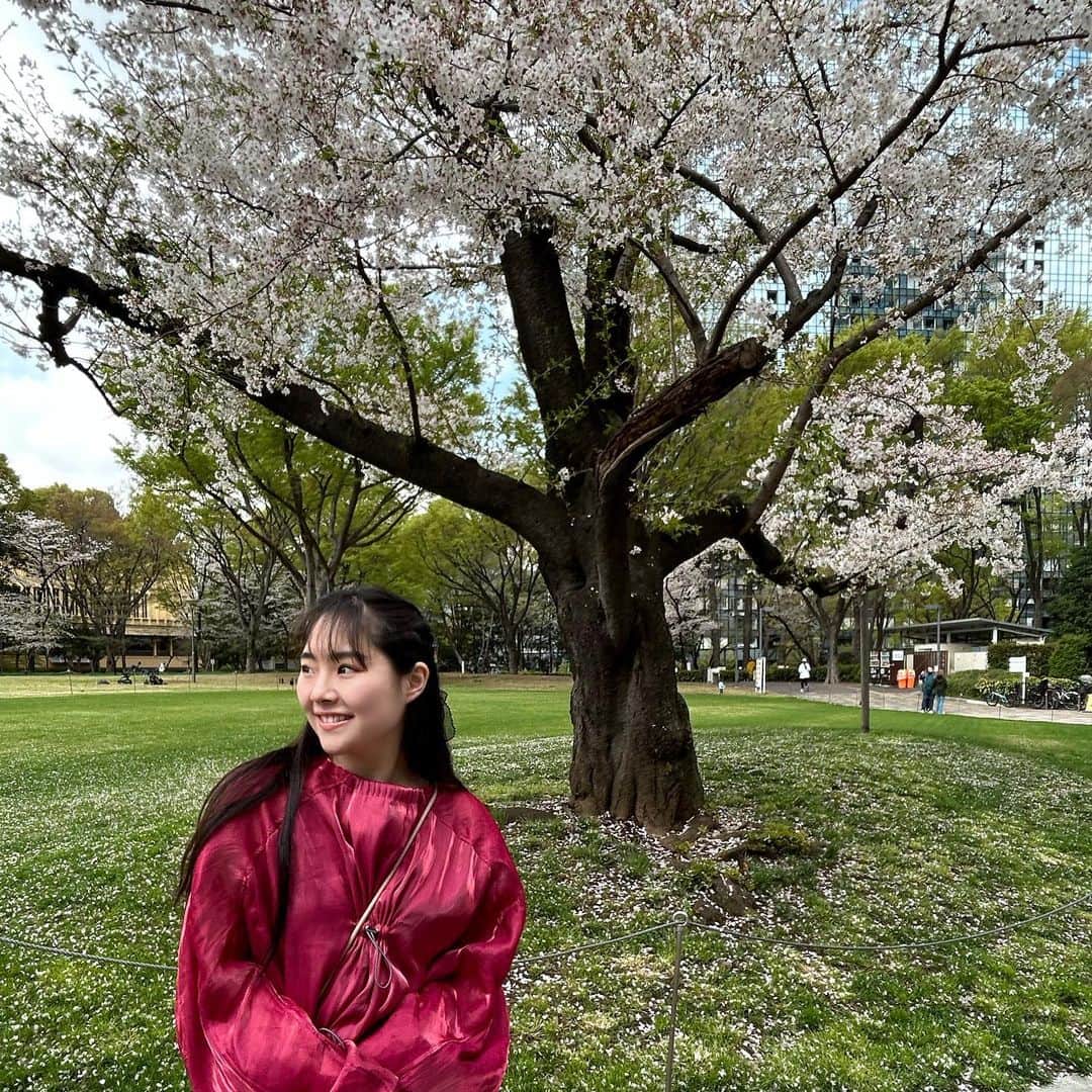 一岡杏奈さんのインスタグラム写真 - (一岡杏奈Instagram)「桜の季節も終わってきて葉桜ですね🍀🌸 入学式や、入社式、新しい環境での新生活が始まる方も多いと思いますが、いつでも自分らしく日々の新しい出来事に楽しんで欲しいです😍  変化に戸惑ったり不安も多いと思うけど いつもそばには支えてくれる人達で溢れています！！  これからの新生活が皆様にとって楽しい日々になりますように...🫶🏻💕︎︎  #新生活 #応援」4月5日 9時19分 - anna_ichioka