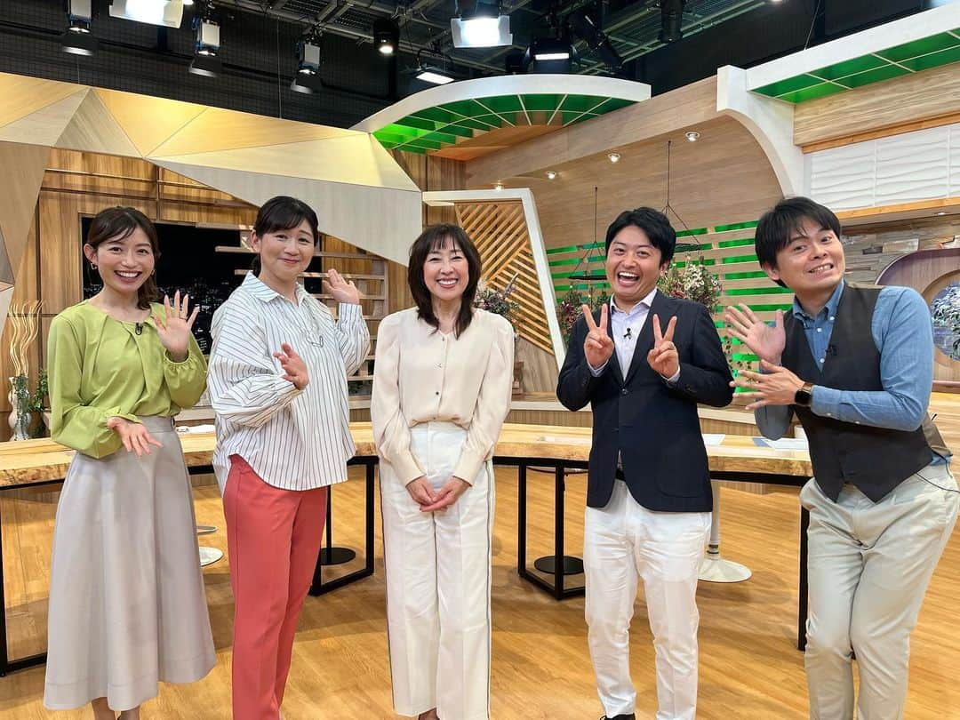 鈴木康一郎のインスタグラム：「報道キャスターの「憧れの存在」  日本テレビでキャスターを務めてこられた小西美穂さん。  一緒にお仕事させていただくのがとても光栄です🥹  小西さんは、今月から中京テレビ・キャッチ！の隔週コメンテーターとしてご出演いただいています。  なのに、、、私は昨日でしばらく小西さんとお会いできなくなるのです…😱  実は、今日(4/5)の放送を最後に、1年間キャッチをお休みさせて頂きます。  詳しくは、今日のキャッチをご覧頂けたら嬉しいです🙇‍♂️  平山アナともしばらく一緒に仕事をすることがなくなるため写真撮影🫡  #小西美穂 さん #ctvcatch  #1年間お休み #その理由は…」