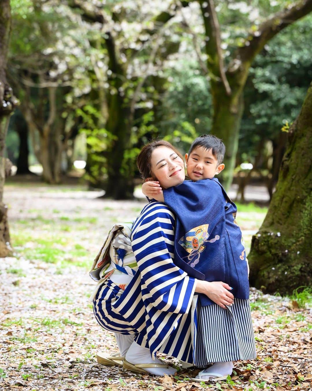 藤田志穂さんのインスタグラム写真 - (藤田志穂Instagram)「息子との写真が嬉しくて&写真がなかなか選べなくて、ついつい細かく投稿してしまう😂 ・ 3枚目、喜んでいるのは私だけ🫢 ・ むしろ 首絞めようとしてない？🙄（笑） ・ 着物のレンタルは @renca.jp  ・ 気付けやヘアセットや撮影は @matsuri_first_kimono  ステキな思い出を有り難うございました🙏✨ ・ #七五三  #桜の七五三  #753」4月5日 9時40分 - shiho_fujita44
