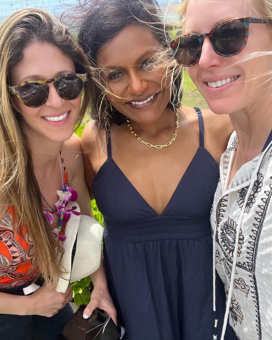 ミンディ・カリングのインスタグラム：「The amount of wind blown hair in this reminded me of Michael Scott’s cologne “Night Swept”. I am definitely Day Swept with my Maui loves @halliesand and @ericaflener. (My 👗 is @alc_ltd, literally the perfect vacation dress.)」