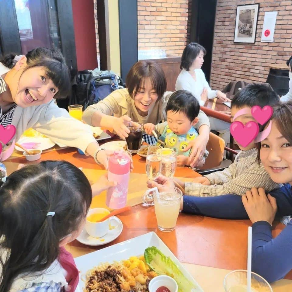 良田麻美さんのインスタグラム写真 - (良田麻美Instagram)「最の高✨😄💞　　控えめに言ってねも、最の高👏✨  約２年ぶりのメンバーで集合しました！  ４歳だった子が小学校入園へ！  まだ世に出てなかった子が一歳児に！  はぁ〜〜〜〜〜本当にお天気良くて良かった。  みんなで御飯食べて、外で思いっきり遊んで😭💞  全力で子供と遊ぶ大人しかいないメンバー😭💞  子供もめちゃくちゃ楽しそうで、本当にその景色だけで幸せか溢れてしまう。  ありがとう。　　本当に本当にありがとう。  マイコはん、お誕生日おめでとう〜もできて良かった😄👏🎉  帰り道はまさかのトーマス号に乗れたのに、息子くん爆睡🤣💦  君の愛するパーシーがいたのに、残念だったょ😅  また、乗せてあげられたらいいな〜。  劇団って本当に第二の家族だ〜😭💞  本当にいつも有難う〜。  また、遊ぼうね～～。  ちなみに、最後の写真は、剣を片手に旋風脚をしています。　低すぎて笑えるけど😅💦  #地元劇団員会  #小学一年生 #一歳児男子  #本気で遊ぶ大人達」4月5日 9時44分 - asamiset