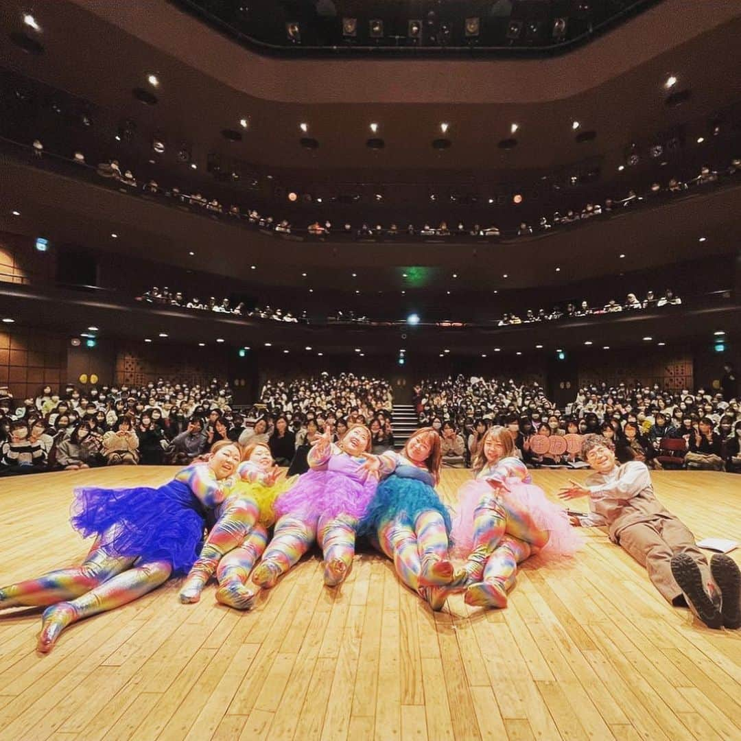 ミナコさんのインスタグラム写真 - (ミナコInstagram)「チカポンの❤️敬いな祭❤️にゲストで参加してきました〜❤️ In草月ホールで500人満員！マジrespectすぎ！！💜💛💙💚 最高に楽しかったぁ‼️ 人妻GUCCIにも逢えたし、打ち上げも出来たし素敵な1日でした💛 今年ぽちゃHOMEもイベントしたいな💚❤️ #チカポン　 #餅田コシヒカリ #駆け抜けて軽トラ  #ぽちゃHOME  #デブ #ぽっちゃり」4月5日 9時45分 - mi7kooooo