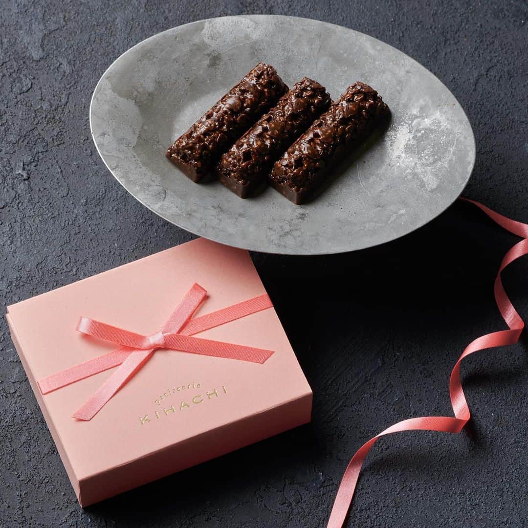 KIHACHI公式Instagramさんのインスタグラム写真 - (KIHACHI公式InstagramInstagram)「. 【本日AM10:00発売】 ＼数量限定！キハチの日スペシャルBOX／  人気の焼菓子とチョコレート菓子を詰合せたスペシャルセット！ 自分用はもちろん、ご家族やご友人と甘くておいしい時間をお楽しみください。  ■ 特別感謝企画 キハチの日スペシャルBOX人気の焼菓子とチョコレート菓子のセット  ■ 価格：¥3,980（税込・送料込）  ■ 発売日： 4月5日（水）10：00～期間限定で開催！  通常価格7,806円（税込）相当が 特別感謝価格で49％OFF 3,980円（税込・送料込）  ■ 【販売店舗】 キハチオンラインショップ ・オフィシャルショップ（自社） ・楽天市場店 ★ EC店舗限定商品です  ┈セット内容┈ キュイショコラ　2個 ロッシェ ノワール　4個 キュイショコラ＆ロッシェ ノワール　1個 キハチ ザ ワッフル 4個入　3個  ┈商品紹介┈ ❁ キュイショコラ 甘酸っぱいクランベリーを入れた濃厚な味わいの焼きショコラ。香ばしいくるみがアクセント。 ❁ ロッシェ ノワール ザクッとしたワッフルとアーモンドをビターチョコでからめ、爽やかなオレンジを合わせました。 ❁ キュイショコラ＆ロッシェ ノワール 濃厚な味わいの焼きショコラと、ザクッとした軽い食感のロッシェ ノワール、2種類の詰合せ。 ❁ キハチ ザ ワッフル 4個入 素材を厳選し香ばしくザクザクとした食感に焼き上げたキハチオリジナルのココアワッフルで、黒胡麻ペースト、煎り黒胡麻を加えた、胡麻の風味豊かなクリームをサンド。仕上げに口どけ良くマイルドな味わいのチョコレートでコーティングしました。黒胡麻とチョコレートの組み合わせが楽しめるキハチのスペシャリテです。 ✼••┈┈┈┈••✼••┈┈┈┈••✼  ※なくなり次第終了です。 ※こちらの商品はオンラインショップ限定のスペシャルセットのため、ご自宅用の簡易包装でお届けしております。 贈答用のし、リボン、ギフト包装等は致しかねます。 ※賞味期限が近いお品物があります。美味しく食べられるうちにお届けいたします。 ※詳細は、キハチオンラインショップ　オフィシャルショップ(自社)・楽天市場店をご覧下さい。  #キハチ #パティスリーキハチ #KIHACHI #patisseriekihachi #KIHACHIFOODHALL #キハチフードホール #KIHACHIONLINESHOP #キハチオンラインショップ #オンラインショップ #お取り寄せグルメ #キハチの日 #キハチの日スペシャルBOX #キハチの焼菓子 #特別感謝企画 #数量限定 #スペシャル #チョコレート #チョコレート菓子　 #キハチザワッフル」4月5日 9時59分 - kihachi_official