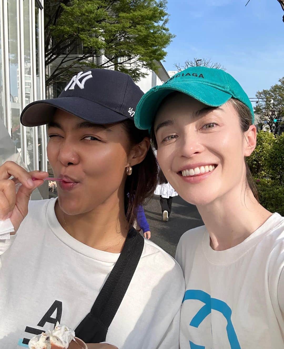 エミ・マイヤーのインスタグラム：「Ice cream date ❤️🍦😋」