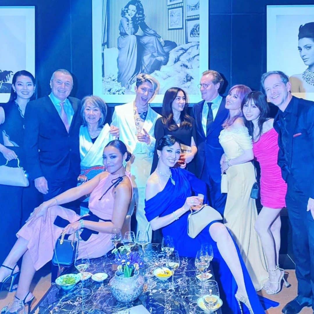 雅-MIYAVI-のインスタグラム：「At @bulgarihotels Tokyo.  At a good place, we have good ppl, good vibes and good times.  Congratulations @bulgari, and thanks for another beautiful night.  ブルガリホテル東京にて。  楽しい場所には楽しい人たちと楽しいバイブスが集まります。  改めておめでとうございました〜  とっても素敵な場所なので、みんなも特別な時間を過ごしたい時に訪ねてみてね  😃」