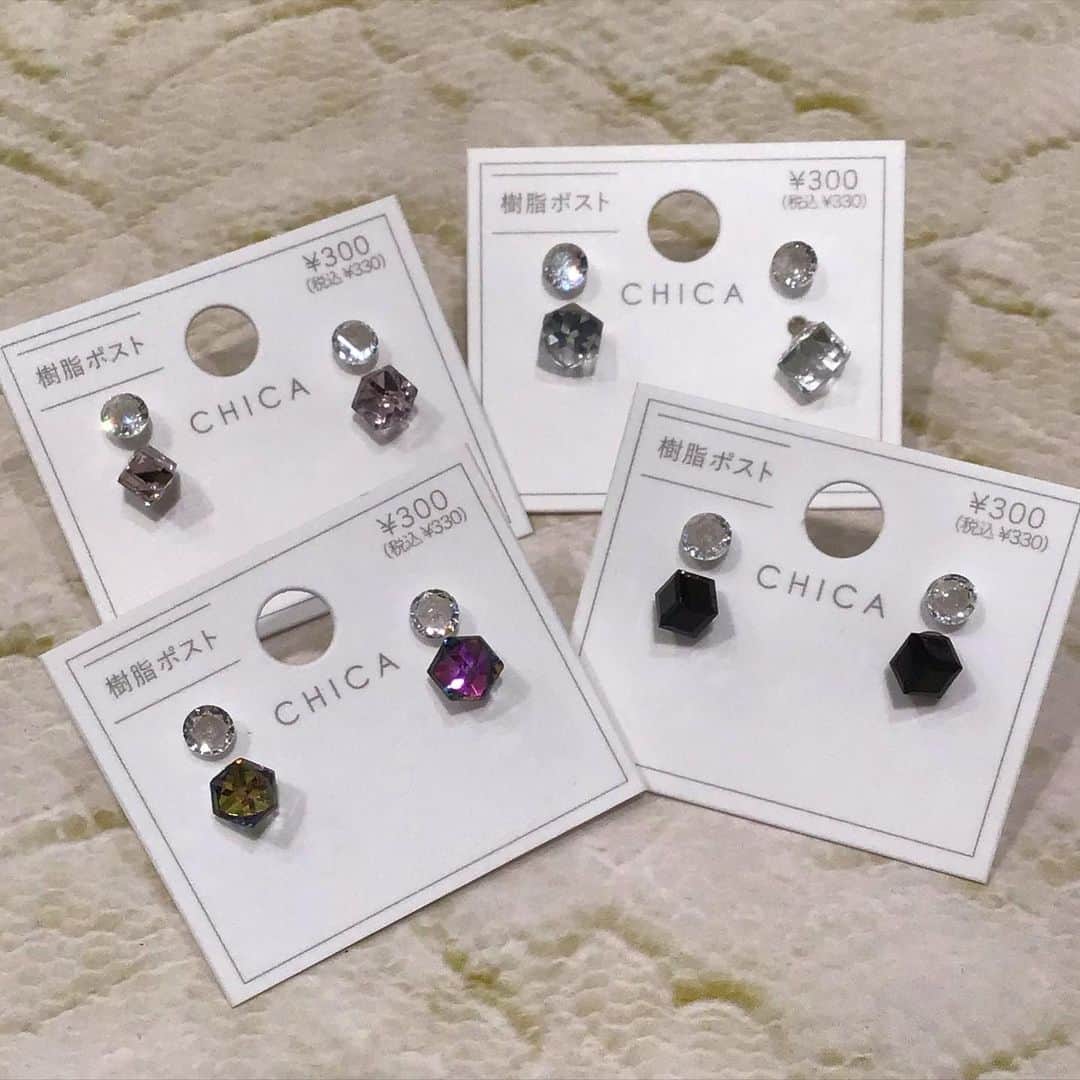 3COINS lN LUMINEのインスタグラム：「こんにちは🌞  3COINSルミネ大宮店です！  アクセサリーの新商品が入荷致しました🧡  ☑︎4Pガラス樹脂イヤリング （クリア、ピンク、グリーン、ブラック）  アクセサリー各種　300円(税込330円)  他にも新商品多数入荷致しております💡  ぜひこの機会にご覧ください！  ご来店お待ちしております🪷  店舗により入荷日・在庫状況が異なります。 お気軽にお近くの店舗までお問い合わせください。 ※3COINS＋plus那覇メインプレイス店 3COINS＋plus沖縄パルコシティ店 3COINS＋plusイオンモール沖縄ライカム店は、木曜日発売です。  #3COINS#3COINS新商品#スリコ #スリコ新商品 #アクセサリー販売 #ルミネ大宮」