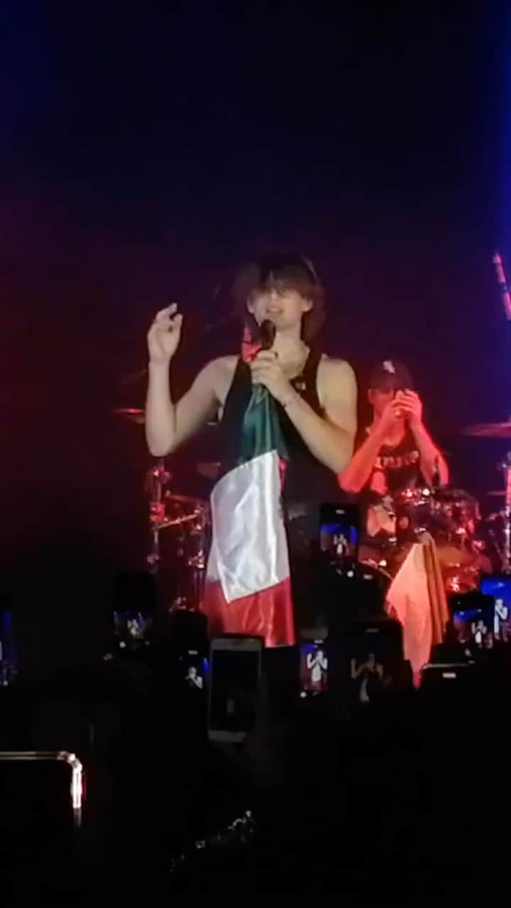 ジョニー・オーランドのインスタグラム：「Sign of the times in Mexico City<3 i get happy sad every time i watch these videos love u guys」