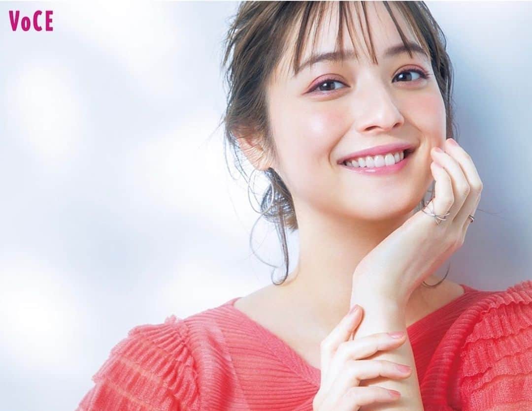 のインスタグラム：「今発売中 @vocemagazine  5月号 佐々木希さんのH&M担当させて頂きました。 是非見てください。  #voce #高橋里帆メイク#メイクアップ#佐々木希　さん #新作コスメ#コスメ#beauty #化粧品」