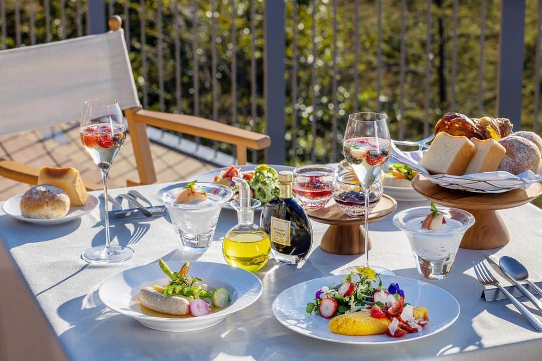 HOSHINOYA｜星のやさんのインスタグラム写真 - (HOSHINOYA｜星のやInstagram)「Cycling through the spring mountains early in the morning and having breakfast in front of spectacular views.  早朝に春山をサイクリングし、絶景を目の前に朝食をいただく。  #hoshinoyafuji #fuji #mtfuji #fujisan #glamping #glampingresort #hoshinoya #hoshinoresorts #travel #japantrip #luxuryhotels #luxuryresort #星のや富士 #富士山 #山梨旅行 #河口湖 #グランピング #絶景ホテル #星のや #星野リゾート  #リゾートホテル #ご褒美旅行」4月5日 10時18分 - hoshinoya.official