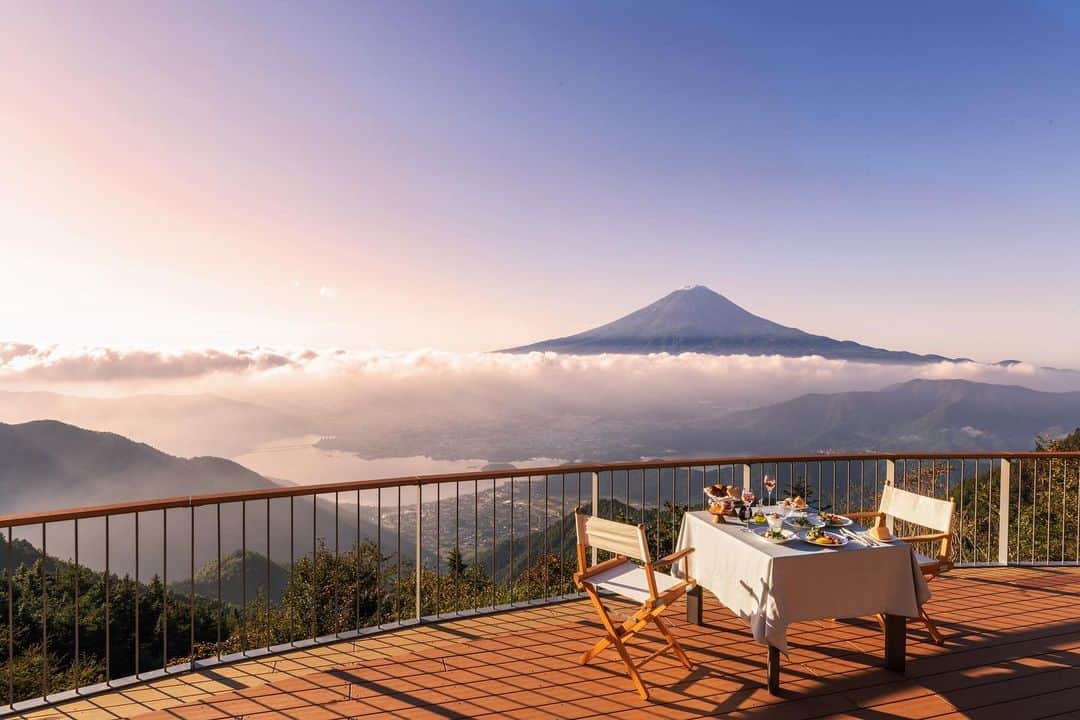 HOSHINOYA｜星のやさんのインスタグラム写真 - (HOSHINOYA｜星のやInstagram)「Cycling through the spring mountains early in the morning and having breakfast in front of spectacular views.  早朝に春山をサイクリングし、絶景を目の前に朝食をいただく。  #hoshinoyafuji #fuji #mtfuji #fujisan #glamping #glampingresort #hoshinoya #hoshinoresorts #travel #japantrip #luxuryhotels #luxuryresort #星のや富士 #富士山 #山梨旅行 #河口湖 #グランピング #絶景ホテル #星のや #星野リゾート  #リゾートホテル #ご褒美旅行」4月5日 10時18分 - hoshinoya.official