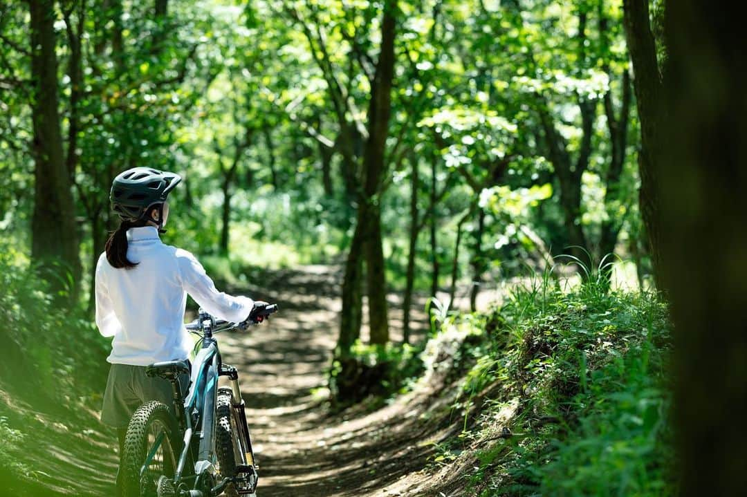 HOSHINOYA｜星のやさんのインスタグラム写真 - (HOSHINOYA｜星のやInstagram)「Cycling through the spring mountains early in the morning and having breakfast in front of spectacular views.  早朝に春山をサイクリングし、絶景を目の前に朝食をいただく。  #hoshinoyafuji #fuji #mtfuji #fujisan #glamping #glampingresort #hoshinoya #hoshinoresorts #travel #japantrip #luxuryhotels #luxuryresort #星のや富士 #富士山 #山梨旅行 #河口湖 #グランピング #絶景ホテル #星のや #星野リゾート  #リゾートホテル #ご褒美旅行」4月5日 10時18分 - hoshinoya.official