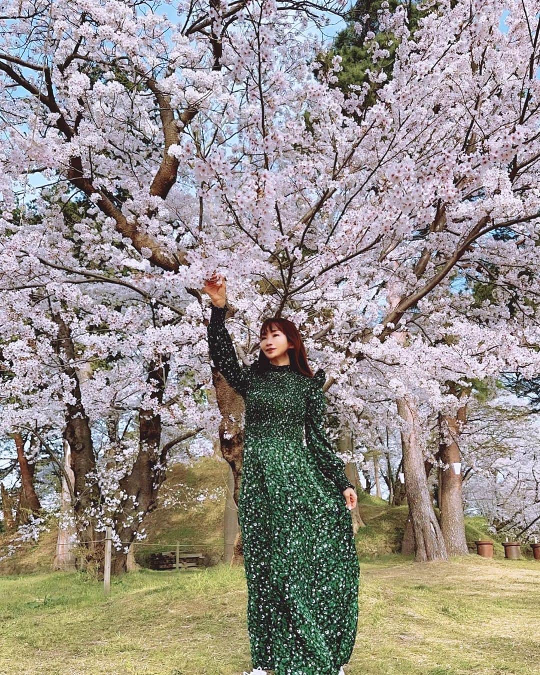 のインスタグラム：「桜〜🌸  やっぱ好きだ〜  スワイプして見てみてね😊🌸  #世田谷美術館  #砧公園  #花見スポット  #お花見スポット  #アラフォーライフ #アラフィフライフ #美魔女 #アラフォーコーデ  #アラフォーファッション  #アラフィフコーデ  #アラフィフファッション  #美魔女 #大人女子コーデ  #ワンピース好き  #デートコーデ  #デート服  #いつコ  #いつかのコーデ」