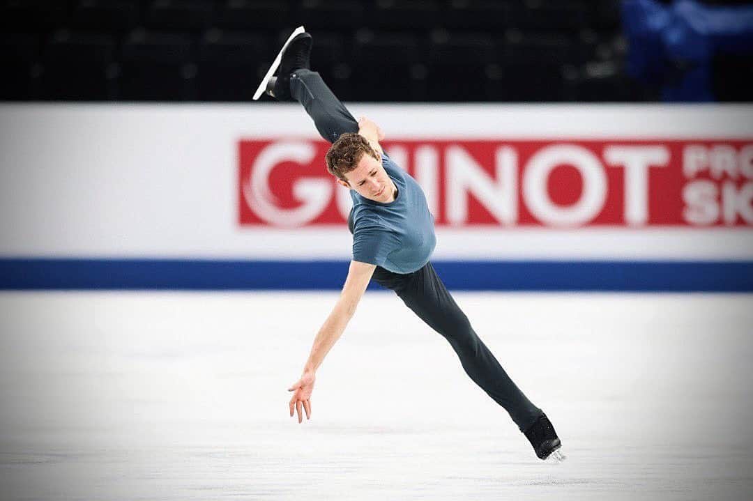 ジェイソン・ブラウンのインスタグラム：「Just me, my skates, and the ice… I’m home ♥️ じぶん、僕のスケート靴と氷。。。ホームにいます　🥰  📸: @maoyanzheng」