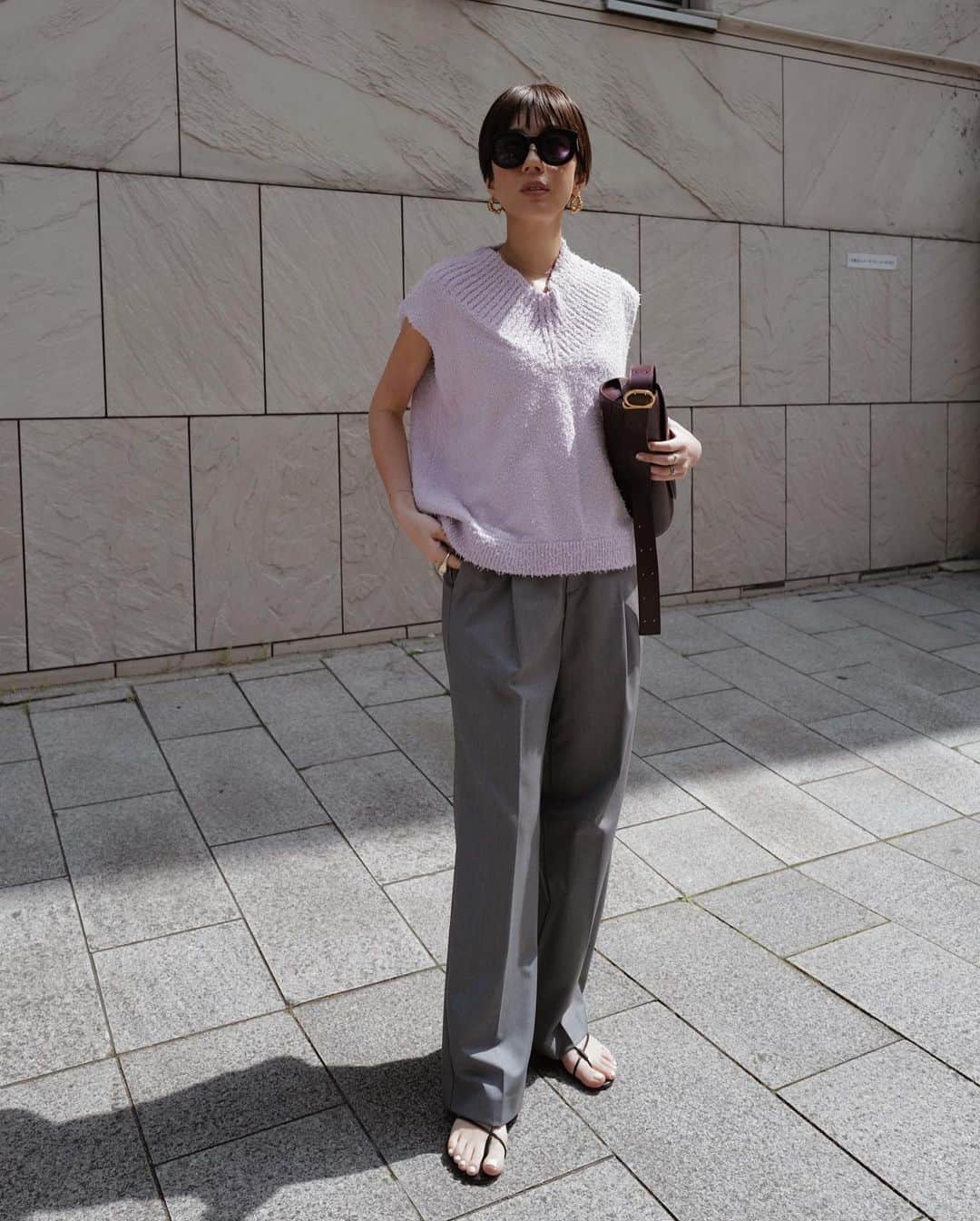 正中雅子のインスタグラム：「絶妙な色味と表情のある素材と ネックの詰まり具合が好みすぎる仕上がりになったニットベスト☺︎🌸  ポリエステルの毛足の長いカールヤーンと肌触りのいいコットン100％の糸を同色糸で引き揃えて編み表面感のあるオリジナルの編み地に🫶  安定の大好きチンツストレートPTも明日入荷します！  4.6 thu 12:00 in stock!! @machatt_   #MACHATT #masaco服」