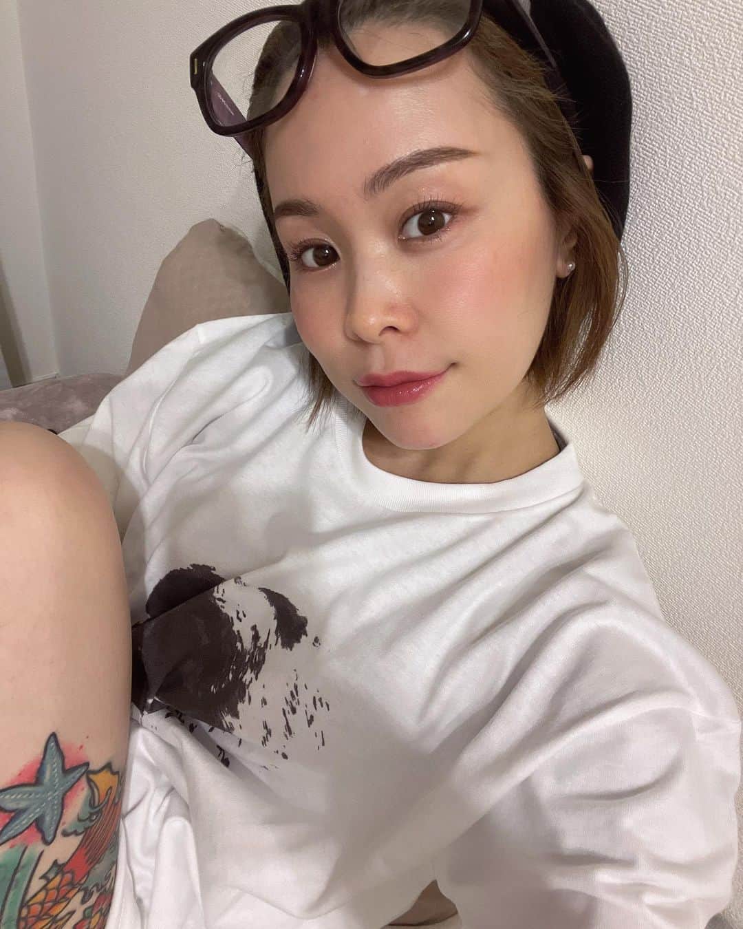 JUNのインスタグラム：「このmusic機能一体なに？笑 分かんないけど、とりあえず使ってみた🌵  ほんでさ、 髪明るくしたら暗くしたくなるし 暗くしたら明るくしたくなるし  多分この先も一生 自分とこのやり取りしてる気がする🤪  もうちょっと明るくしたいけど またインナーカラーしようか悩むなあ💭  っていうお話に付き合ってくれてありがとう🤭 今日も素敵な1日を〜🫶🏻🫧  #ヘアカラー #ショートヘア #ショートボブ #ミニボブ #春カラー #インナーカラー #ピラティス #pilates #カジュアルコーデ」