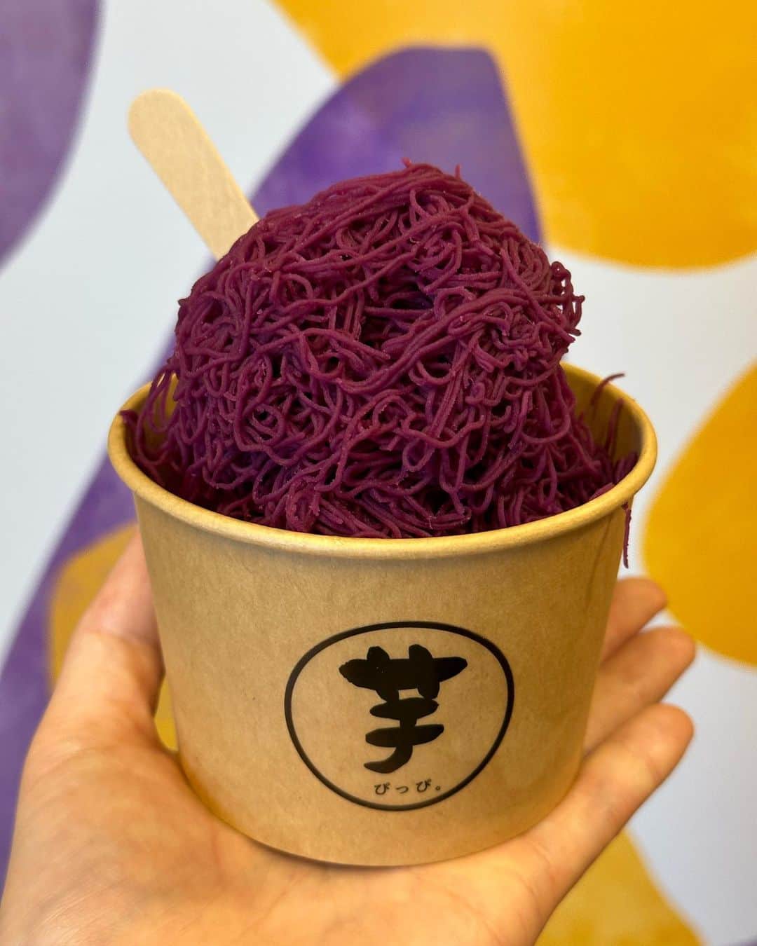 春原未来さんのインスタグラム写真 - (春原未来Instagram)「着物着て京都食べ歩きー😘 さつまいも好きだから寄ってみた🍠💜  結論から言うと,甘いものそんな食べない私でも完食できるくらい,さつまいもの甘味が美味しい😆⤴️ 紫芋のうねうねしたところもっと食べたかった…笑 だから今度は焼き芋食べたいと思います！  Take a walk in Kyoto wearing a kimono.  The sweet potato sweets shop near Yasaka Shrine was delicious.  PR @imo_pi_pi_kyoto #京都グルメ #八坂神社 #清水寺 #kyototravel #kyotosweets #京都スイーツ #芋ぴっぴ。 #祇園スイーツ #熟成焼き芋 #焼き芋専門店 #紫芋モンブラン #メイキング映像 #紫雲 #さつまいも好き #スウィートポテト #京都食べ歩き #レンタル着物 #春原未来 #yasakajinja #kiyomizutemple」4月5日 10時32分 - sunohara_miki