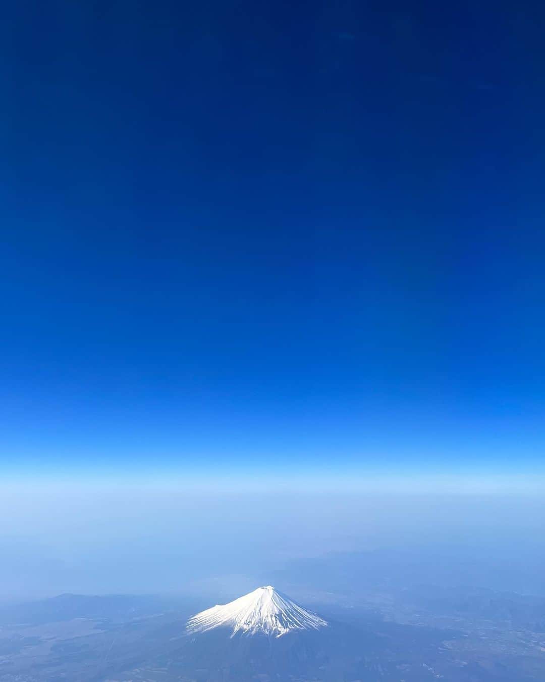 馬場典子さんのインスタグラム写真 - (馬場典子Instagram)「宇宙を感じる深い青が好き。  #富士山 #馬場典子 #ばばちゃんネル」4月5日 10時52分 - baba_channel