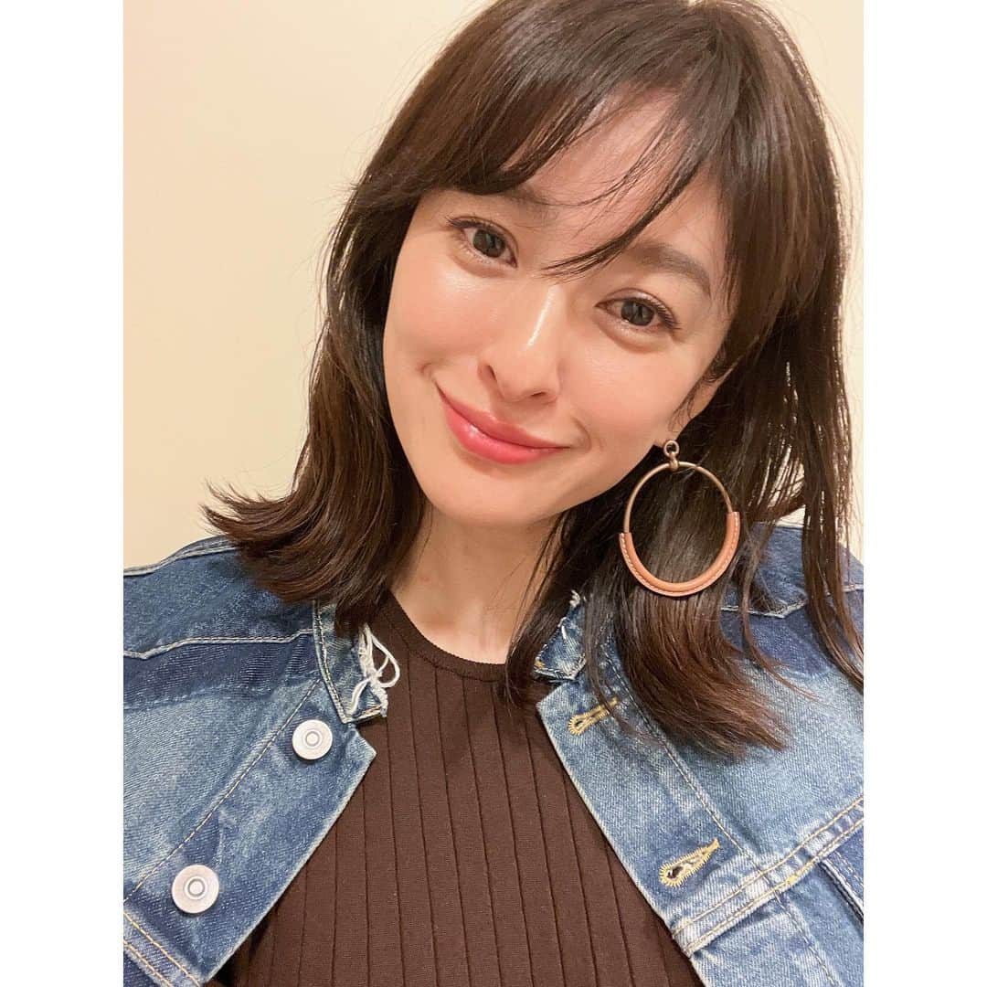 秋本祐希さんのインスタグラム写真 - (秋本祐希Instagram)「好き♡ タンクッションエクラ ルミヌ 昨日のお出かけにさっそく使用☺︎ テカッとした艶ではなく みずみずしい艶肌 まさに求めている肌感✨ カバー力もちゃんとあるけど厚塗りにならず メイクアップとスキンケアが融合した独自技術も さすが @cledepeaubeaute ♡ 眉毛は 最近髪色を少し明るくしたから @fujiko_brand マジカルアイブローカラー 01 で眉色を軽くして楽しんでる☺︎ リップは偶然見つた @dinto_cosmetic_jp  これは 205💄 ティントって乾きがちだけど つやんとした質感で 1色買って試した後に 違う色を追加したぐらいお気に入り✨ 春メイク 楽しみましょ☺︎🌸 #cosmetics #makeup #タンクッションエクラルミヌ  #クレドポーボーテ #fujiko #マジカルアイブロー #dinto」4月5日 10時44分 - ayuuki0908