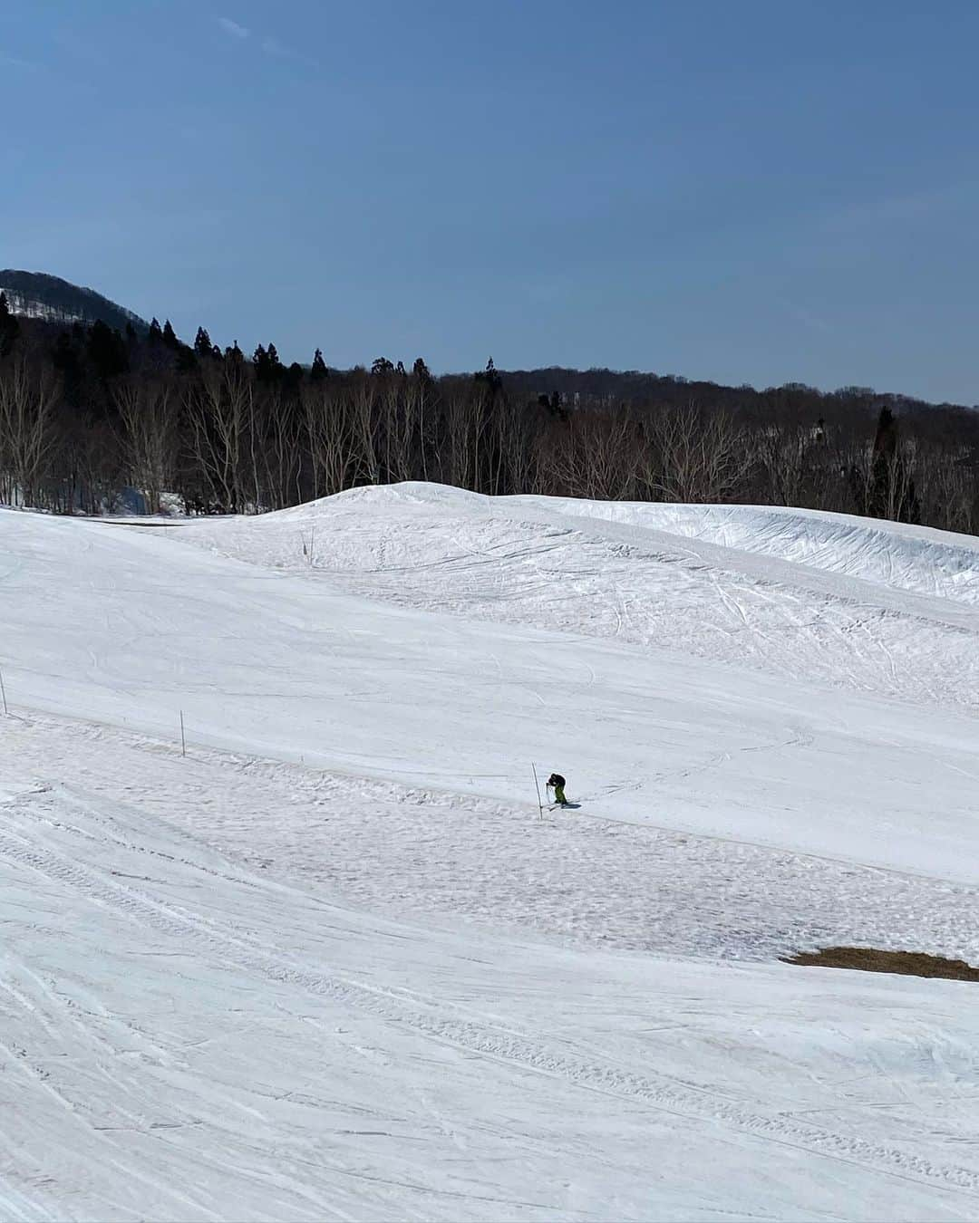 渡辺真起子さんのインスタグラム写真 - (渡辺真起子Instagram)「See you next season ⛷️   Last ⛷️  Thank you so much 🎿  @nozawaski  @nozawaonsen_lodge   モヤモヤしたから、最後の一滑り。 #春スキー #ski #springskiing」4月5日 10時48分 - watanabe_makiko