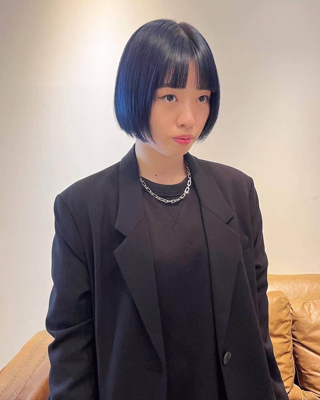 のインスタグラム：「パツっとしたラインのBOBと 深いネイビー  hair @eitayoshinari   #vetica #原宿 #美容師 #美容室 # bob #ボブ #ミニボブ #切りっぱなし #ネイビー #ネイビーカラー」