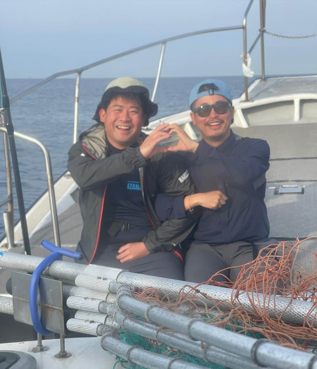 あさいあみさんのインスタグラム写真 - (あさいあみInstagram)「ヒラマサキャスティング🎣 この日はスピードに反応してると船長の導きがあり、バレットダイブ140Ｆに変えて早巻き❗️  念願のヒラマサ🌸 やっと、やっと釣れた〜〜❗️❗️ もう楽しすぎて、これは中毒になる💖🥺 もう早くヒラマサ釣りたい❗️❗️  @izanagi_tanaka の船長、乗合の皆様、ヒラマサさん、バレットダイブありがとうございます😊  昨日の夜は祝勝会🎣 ヤズ田さんのブリうますぎぃ〜❣️ カズさんさばくのうますぎ〜❣️ しょうくんの大根おろし甘すぎ〜❣️  角田くん。なんもなさすぎ〜🤣   #asian#Japanese#girl#instagood#ig_japan#ガチ釣りガール#釣りガール#釣り好き#ガチ釣り#アングラードル#duel#hardcore#yozuri#チームduel #あみちゃんのもっと釣りたい#あみ釣り#あさいあみ #fishing #fishinggirls#shimano# #釣り#낚시여자#갂시좋아#IZANAGI#糸島#ヒラマサキャスティング」4月5日 11時02分 - asai_ami