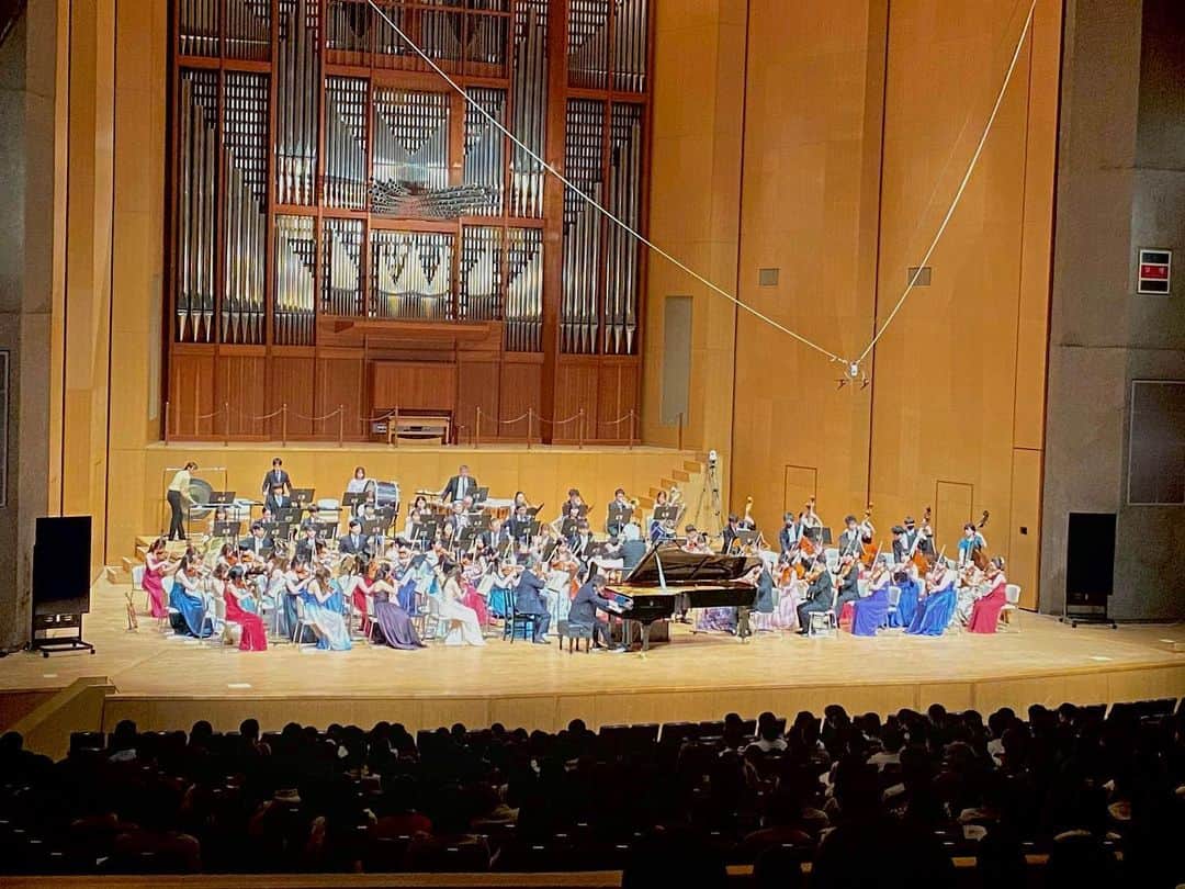 塩谷哲のインスタグラム：「昨日から国立音大で基礎ゼミが始まりました。基礎ゼミとは新入生と新3年生のためのオリエンテーション授業のこと。 学内コンサート鑑賞､専門講義､それについてクラスでのディスカッションを経てレポート提出､という流れでかなりハードな授業ですが、この5日間で学生同士､また先生同士の関係も深くなりとても有意義な時間となっています。  私は昨日ガーシュインの「ラプソディー・イン・ブルー」を演奏しました。 指揮 栗田博文先生　管弦楽 クニタチ・フィルハーモニカー　コンサートマスター 永峰高志先生  クラシック専攻の学生が多い中､このシンフォニック・ジャズの金字塔のような曲を聴いてもらえたことはとても意味深かったと感じました。学生からも先生方からも反響が大きくてビックリしています💦  さあ、新学期が本格的に始まりました。気合いを入れて頑張っていきましょう！」