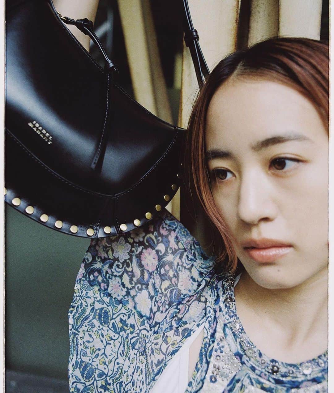 The Fashion Postさんのインスタグラム写真 - (The Fashion PostInstagram)「#fashion ISABEL MARANT with Shizuka Ishibashi 『自由と自信をまとう。石橋静河とイザベル マラン』  1994年にパリで生まれて以来、モード界にあってその自由奔放な姿勢を決して崩さない ISABEL MARANT (イザベル マラン)。生活と旅をこよなく愛し、世界中を渡り歩きインスピレーションを得ている彼女のクリエーションには、都会的な美的感覚と多彩なアティチュードが息づく。アーティストながら、女性たちのことを真摯に考えて作られた洋服たちは、エフォートレスでありながら自信に満ち溢れている。  2023年春夏コレクションでデビューした新たなシグネチャーバッグ「OSKAN MOON (オスカン ムーン)」をはじめ、Tシャツやサマードレス、サングラスなど、これから訪れる輝かしい季節に向けて、ISABEL MARANT のアイコニックなアイテムが揃うポップアップが伊勢丹新宿店にて1週間限定でオープン。自然体でありながら、眩いほどの存在感を放つ女優の石橋静河が、パリジェンヌのエスプリをノンシャランに着こなす。  model: Shizuka Ishibashi photography: Syuya Aoki styling: Takanohvskaya hair & make up: Yuko Aika text & edit: Manaha Hosoda  #isabelmarant #イザベルマラン #IsabelMarantSS23 #OskanMoon #石橋静河 #shizukaishibashi」4月5日 11時05分 - tfpjp