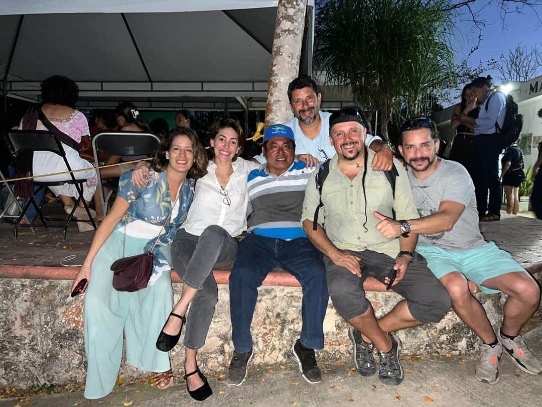 ナタリア・コルドバ・バックリーのインスタグラム：「La vida se encarga de encaminarte con aquello y aquellos. Confía en ella.  Gracias a todas estas personas.  Que profundamente lindo es compartir y aprender de ustedes.  Selvame del tren.」