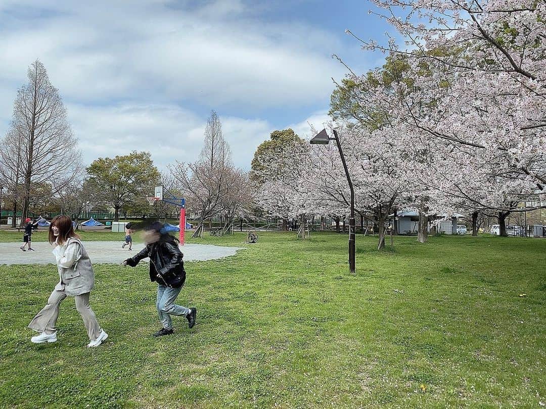長江里加さんのインスタグラム写真 - (長江里加Instagram)「お花見〜🌸ﾗｽﾄ 追いかけられて桜の木の周りをぐるぐるした🤣🤣」4月5日 11時23分 - o_rikachi_o