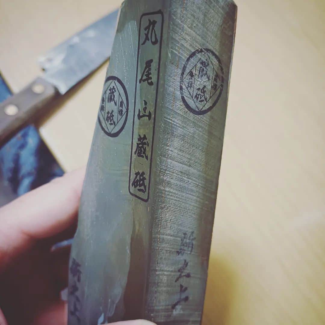 松本隆博のインスタグラム：「。⁡⁡ ⁡砥石家 四代目⁡⁡ ⁡土橋さんとこの砥石✨✨✨⁡ ⁡⁡ 実家の包丁研いだら‼️⁡ ⁡めちゃくちゃ切れるやん⁡ ⁡オカンもビックリ👀⁡ ⁡「これで何人でも殺れる⁡(笑)」⁡⁡⁡ ⁡言ってました。⁡ ⁡ ⁡⁡https://toishi.jp/kaisya.html ⁡」