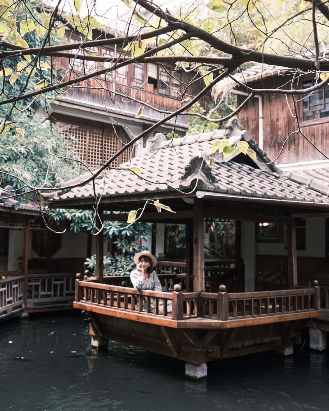 のインスタグラム：「古色古香的餐廳 這樣看是不是會以為在山上？ 結果這世外桃源竟然就在台中公益路上😳 - 是說首圖的部分⋯ 當下沒發現阿恩對焦在樹枝🙃 真的是謝囉😂還跟我說景比較美👊🏻我整個人是背景的概念🤣 - 話說都沒拍到食物照 這邊主要是供應簡餐 還有一些小點（我有點芋粿很喜歡） 小朋友來還可以餵魚🐟 - #無為草堂 @wuwei_teahouse  📍台中市公益路二段106號 🅿️ 附近有配合的停車場可以抵一小時唷🚗 - 話說我身上美美的洋裝 跟這美美的環境是否很搭🤎 @marule.official ✨ - 官網下單🔗marumarulea.com 🔍 march126.Rsoe第一封情書～蛋糕版型腰部抽繩超Q短洋$1980 🔍 march75.春夏最必備！多種選擇顯臉小質感草帽👒$720 🔍 apri114.基本款必買夏日一字百搭涼鞋$1380」