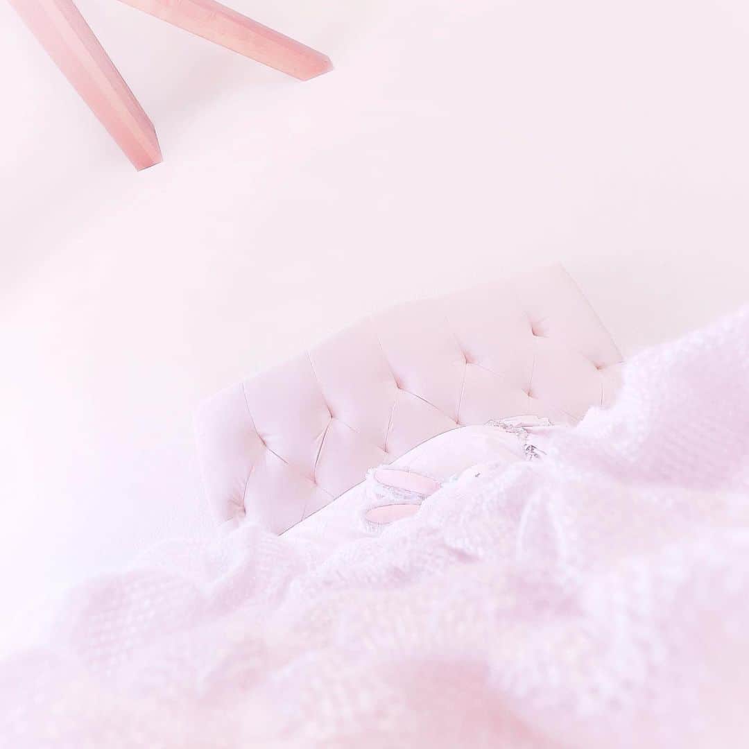 のインスタグラム：「新しいベッド届いたよ🌸💗  #Francfranc で全部揃えたよ꒰ᐢ⸝⸝• ·̭ •⸝⸝ᐢ꒱🪄  Francfrancほんとにかわいくて、全部憧れちゃう꒰ᐢ⸝⸝• ·̭ •⸝⸝ᐢ꒱🎀  お部屋入るたびにかわいくて幸せな気持ちになります(*´꒳`*)🎀  心機一転( っ)•ω•(ｃ )♡.゜  #家具　#ベッド #寝具」