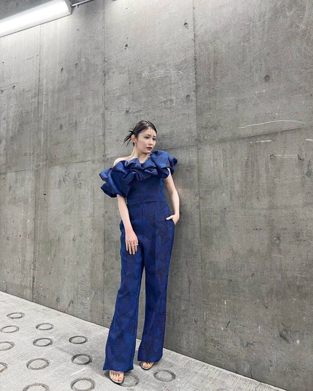 久間田琳加のインスタグラム：「シンデレラフェス おとななじみステージ👑🪄 学生の時と変わらない景色で、なんだか嬉しくなりました〜！！ 今日はブルーのパンツスタイルで💙 #おとななじみ　#シンデレラフェス」