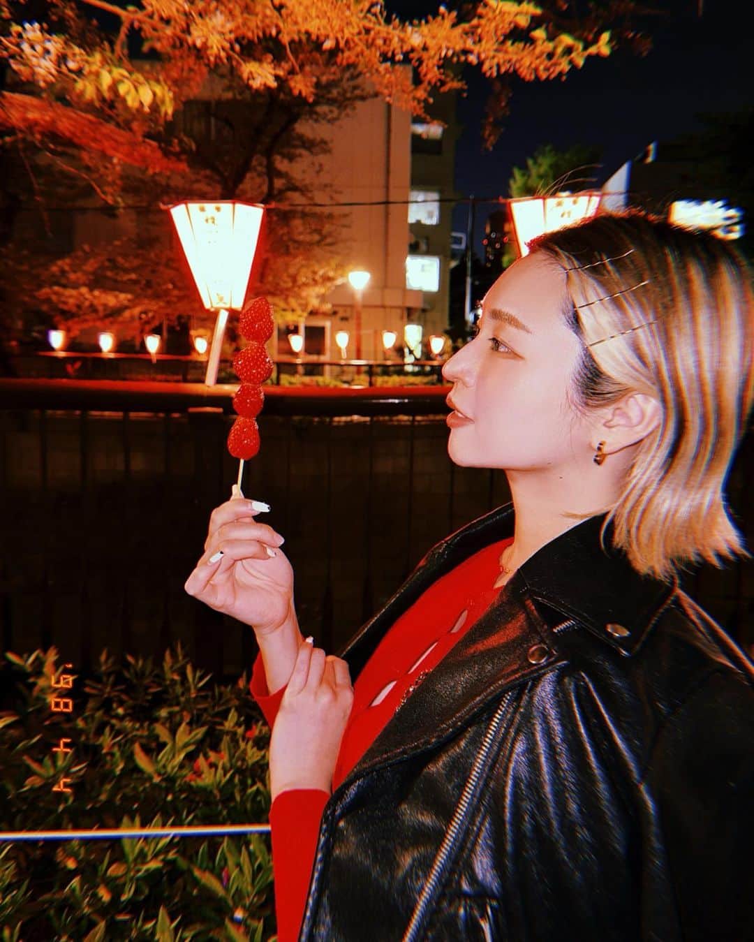 Hitomiのインスタグラム：「❤︎  お花見🌸 久しぶりに人がすごい賑わってて嬉しかったなあ🥹💓 いちご飴いちごも甘くて感動する美味しさだった🍬🍓 また食べに行きたいっ😋  #さくら　#桜　#中目黒　#中目黒桜 #目黒川沿い」