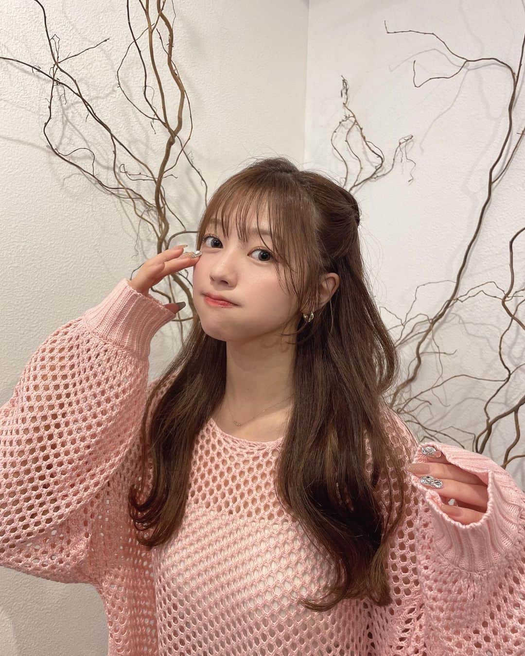 高木悠未のインスタグラム：「みんなが桜と写真撮る中、私は枯れ果てた枝と撮ったよ、こっちのが何倍も味がある🍂」