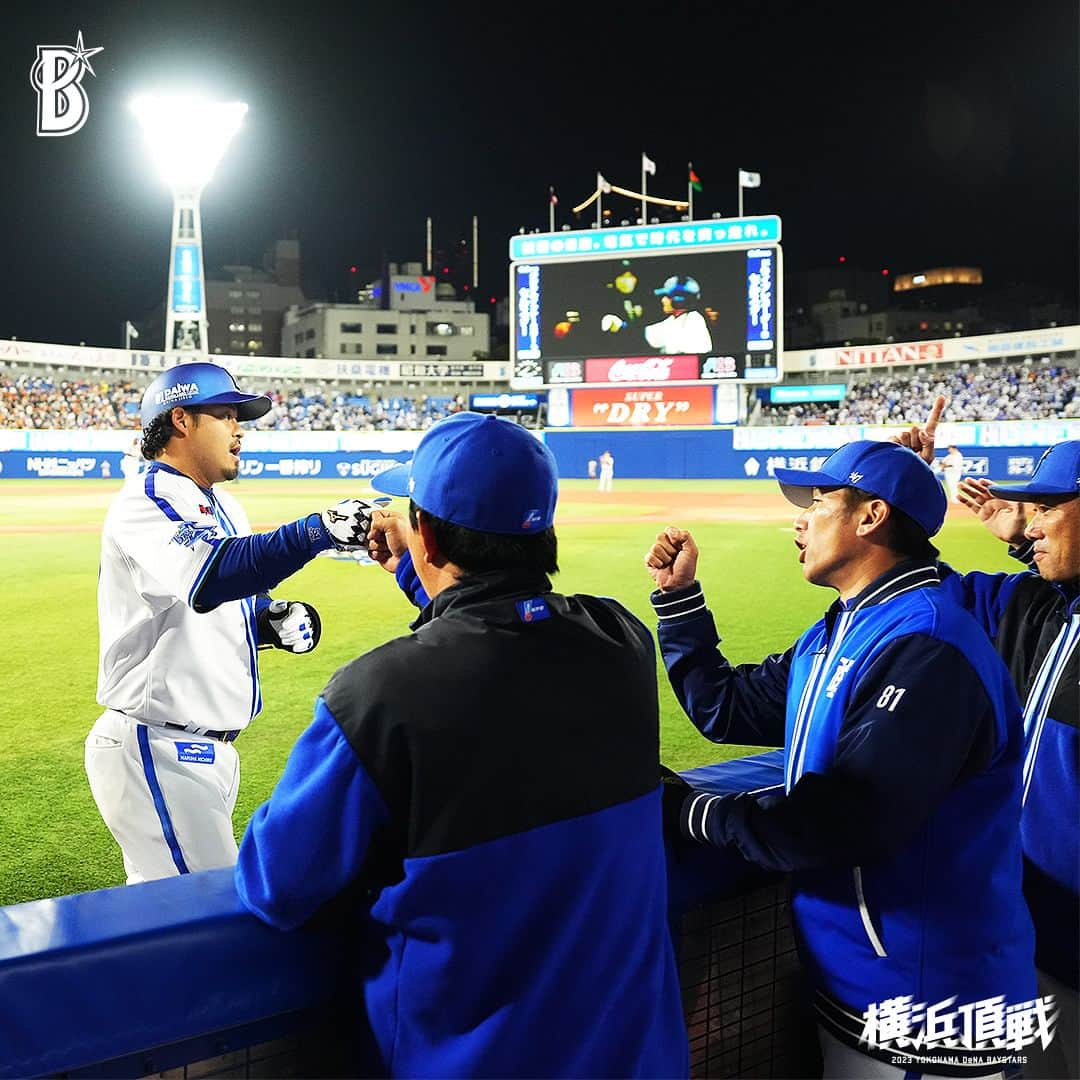 横浜DeNAベイスターズさんのインスタグラム写真 - (横浜DeNAベイスターズInstagram)「. 本拠地、横浜スタジアムで迎えた読売ジャイアンツとの2戦目。 先発した #平良拳太郎 選手が6回無失点の好投をみせるなか、#宮﨑敏郎 選手が3回にタイムリーを放ち先制に成功すると、6回にはソロホームランで追加点をあげて打線を援護！ 9回には、#山﨑康晃 選手が大観衆の #ヤスアキJUMP で登場し、3者凡退で試合を締めて今シーズン初勝利を掴み取る！⚾  初勝利に導いてくれた #平良拳太郎 選手は、トミー・ジョン手術を経て888日ぶりの勝利投手 へ！  #横浜スタジアム #横浜頂戦 #baystars」4月5日 22時16分 - baystars_official