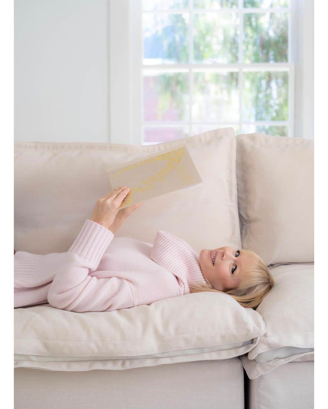 エリン フェザーストンのインスタグラム：「Spring break, staycation edition. This is where you’ll find me if I catch some downtime, on my @stayhomebody sofa. The only risk is once you lay down, it’s so hard to get up again, the “sink in” factor is on point. Photography by @elizabethmessina」