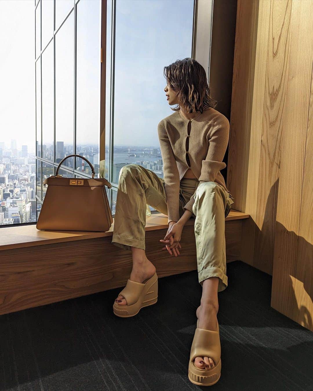 森星のインスタグラム：「My buddy #FendiPeekaboo @fendi  #InLoveWithMyPeekaboo」