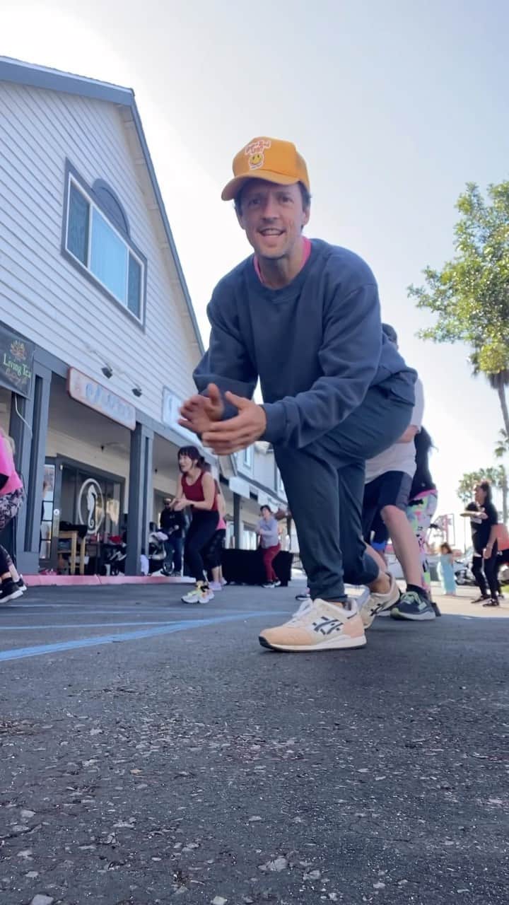 ジェイソン・ムラーズのインスタグラム：「Some fancy footwork friends hosted an early morning fundraiser for my foundation. I had to check it out! Huge thanks to all the participants far and wide (Connie & Jerry to name a few!) who helped us raise a lot of funds for our mission to serve inclusive arts education, food security, and the advancement of equality. ✨  Follow @jasonmrazfoundation  📹VHS by @billygalewoodrules Coffee by @jitterscoffeepub 💦」