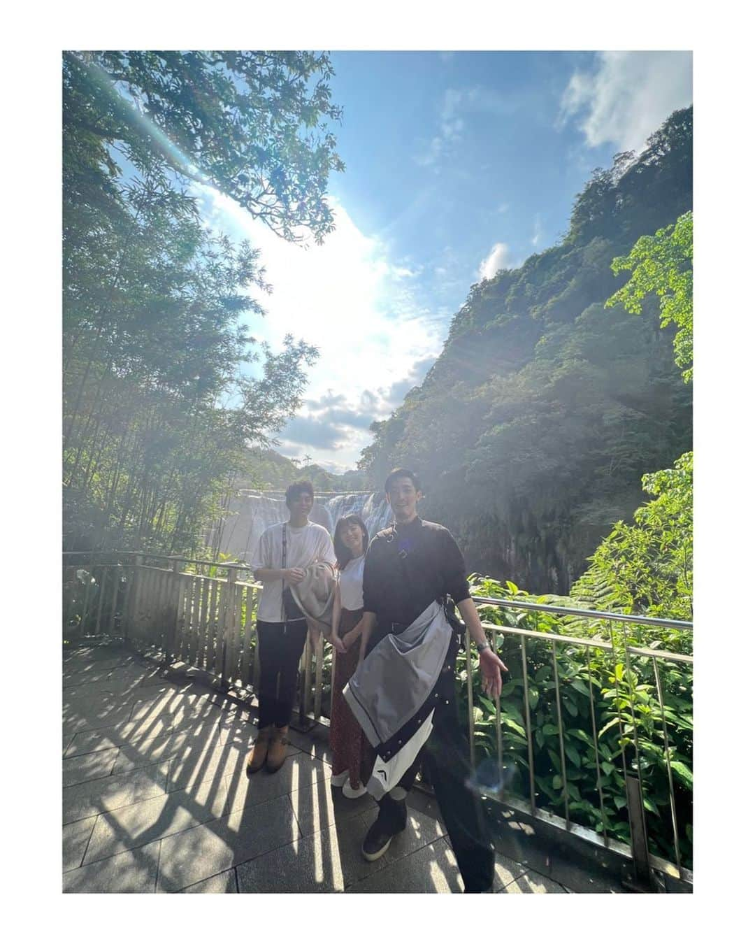 田中美晴さんのインスタグラム写真 - (田中美晴Instagram)「I went to Shifen Old Street in Taiwan with my actor's frend Katsumasa, and Taiwanese director Kenny. Shihfen is well-known for its "sky lanterns.” We flew a big lantern there.  　  我跟演員同道Katsumasa和台灣導演Kenny一起去了十分老街。  我們寫下了願望，放了天燈🌟 十分是幻想的和復古的地方☺️ 　  先日、十分に行ってきました！ 台湾でも活動経験がある植勝正さんと、台湾の監督Kennyと一緒にランタン上げをしました😌✨    十分は線路の上でランタンをあげられるんですけど、とても幻想的で素敵な場所でした。 近くにある十分瀑布という滝も とても綺麗で心地よいのでオススメです☺️     先週は彼らのおかげで 素敵な出会いに恵まれ、感謝してもしきれません。 　 　 希望大家的願望成真🏮  #十分 #十分老街 #天燈  #shifen #shifenwaterfall #taiwan  #台灣生活 #台北 #田中美晴  #台灣華語 #学中文」4月5日 20時55分 - tnk_miharu