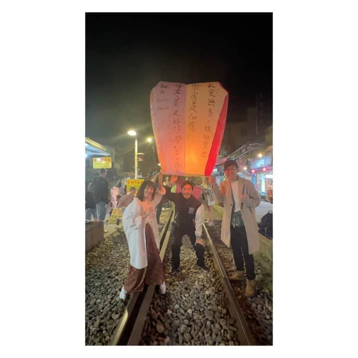 田中美晴のインスタグラム：「I went to Shifen Old Street in Taiwan with my actor's frend Katsumasa, and Taiwanese director Kenny. Shihfen is well-known for its "sky lanterns.” We flew a big lantern there.  　  我跟演員同道Katsumasa和台灣導演Kenny一起去了十分老街。  我們寫下了願望，放了天燈🌟 十分是幻想的和復古的地方☺️ 　  先日、十分に行ってきました！ 台湾でも活動経験がある植勝正さんと、台湾の監督Kennyと一緒にランタン上げをしました😌✨    十分は線路の上でランタンをあげられるんですけど、とても幻想的で素敵な場所でした。 近くにある十分瀑布という滝も とても綺麗で心地よいのでオススメです☺️     先週は彼らのおかげで 素敵な出会いに恵まれ、感謝してもしきれません。 　 　 希望大家的願望成真🏮  #十分 #十分老街 #天燈  #shifen #shifenwaterfall #taiwan  #台灣生活 #台北 #田中美晴  #台灣華語 #学中文」