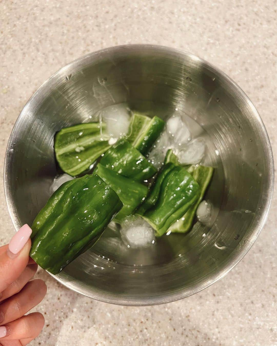 浪花ほのかさんのインスタグラム写真 - (浪花ほのかInstagram)「生野菜大好きなんです！！💚 ピーマン嫌いな方でも食べやすくなる方法！ 氷水に付けると苦味やピーマンの独特な味がなくなって生でも食べやすいです！ 私は料理する初めに付けて食べる時に戻しています！！🫑  肉味噌とかお味噌だけでも、、それにマヨネーズを混ぜても美味しいです。 生野菜なので何をかけても美味しい気がする🥰🥰笑  ビタミンCが豊富なので、 ストレスや風邪などに対する抵抗力も強めてくれるし、日焼けなども防いでくれる効果があります🔆 ミネラルの1つでもあるカルウムも含まれています！！ カリウムが不足すると、食欲不振になったりするので、毎日こまめに取るように心がけています(//∇//)  他にも沢山の栄養素が含まれているけど、生野菜は栄養素が飛ばず沢山摂取できるからオススメ！！ 特にピーマンは湯掻いたりしても栄養素が飛びずらいらしい🫶🏻🫶🏻」4月5日 20時49分 - nnwhnk