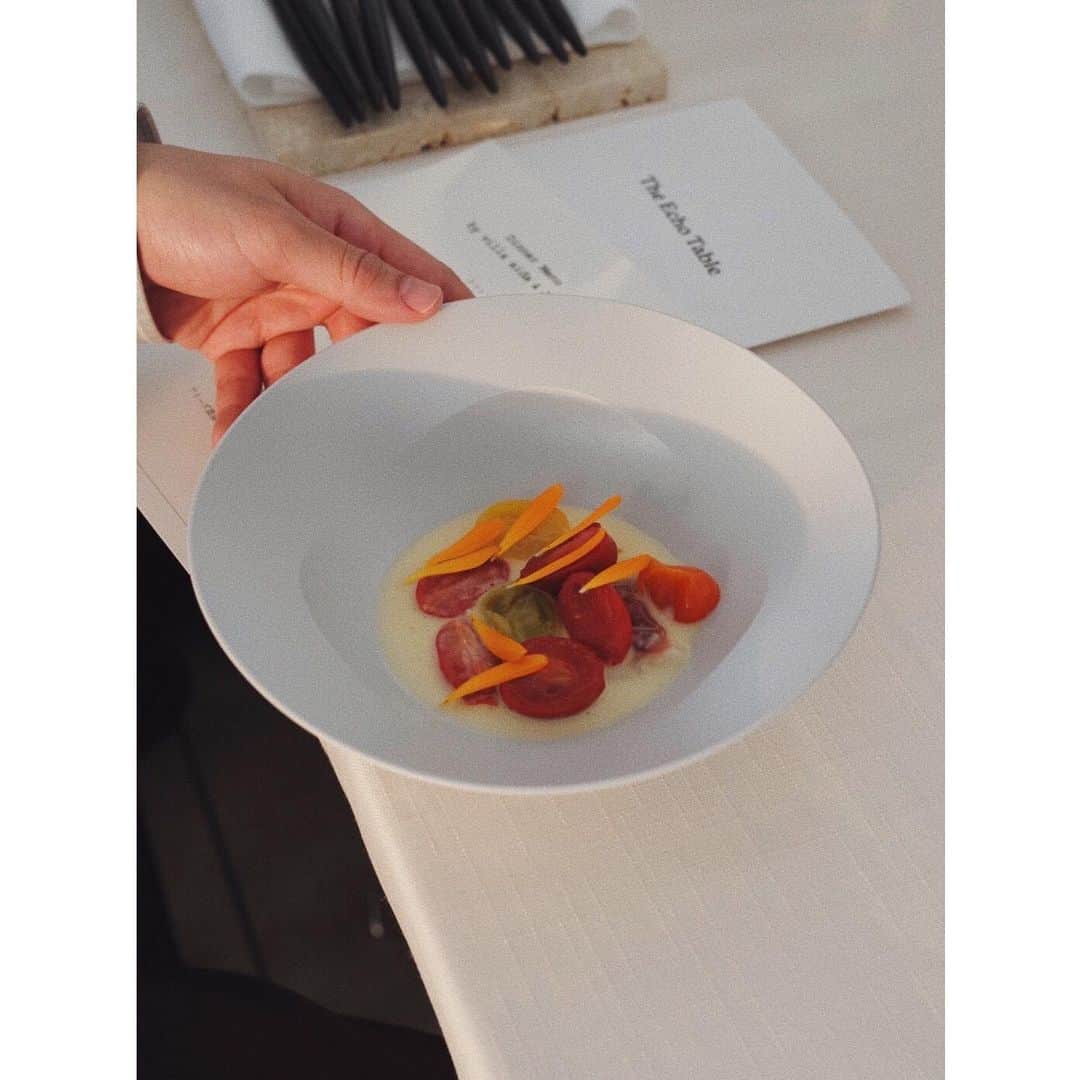 陣内勇人のインスタグラム：「. 夕暮れどきにはじまった 2日間80名限定の The Echo Table  料理は アジアベストレストラン16位の @villa_aida_wakayama と 東京の @restaurant_julia 2人の共作。  そして @soundcouture_haru の音楽。  これほどに 美しい時間があるだろうか  そして 1皿目の "トマト"  美味しいを遥かに超えて きっと全員の時をとめた。  沢山のおいしいは 世の中に溢れているけど 想像を超える 出来事はきっと数えるほどなんだと。  だからこの1枚を記憶に。  @keyterrace_hotelseamore」