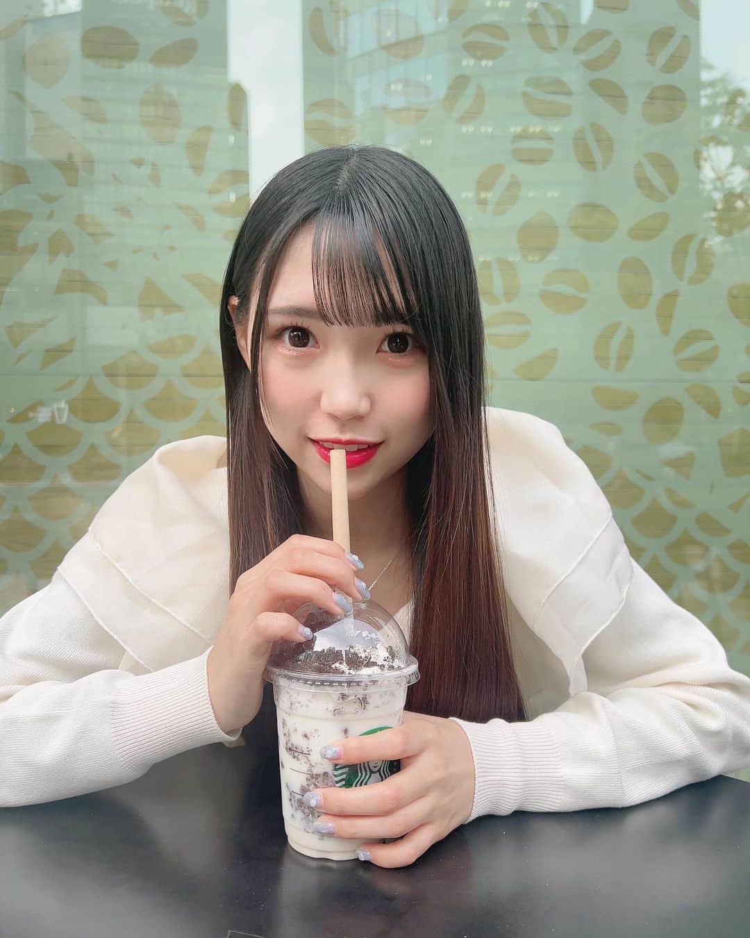 尾上美月のインスタグラム：「スタバ新作のスヌーピーバニラクリームフラペチーノwithクラッシュクッキー！！🍪甘いの大好きだから最高でした🤤🤎🥤 来週また新作出るみたいだから楽しみ〜💭🍈  トップスは @chico__official___ です✨  #starbucks #スターバックス #スタバ #スタバ新作 #スヌーピーバニラクリームフラペチーノwithクラッシュクッキー #code #ootd #ootdfashion #fashion #instafashion #fyp #コーデ #春服 #春コーデ #chico #チコ #2023ss #高身長コーデ #骨格ストレート #ファッション」