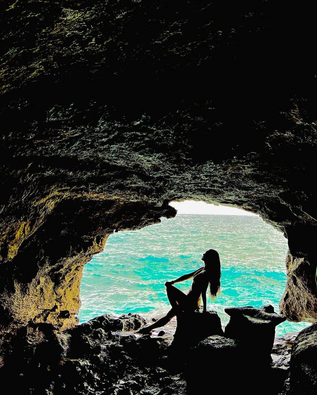 Kim Chiuさんのインスタグラム写真 - (Kim ChiuInstagram)「Probably one of the best views in Boracay!!!🧜🏻‍♀️❤️🌊 Aside from the beautiful Sunset, this is my next favorite!!!!🥰 Thank you to the Kuya in that cave who patiently took our photo!!!📸 locals know best!!!!🥰hihi #crystalcoveboracay #Chiurista #TropicalEssentials #HM」4月5日 20時56分 - chinitaprincess