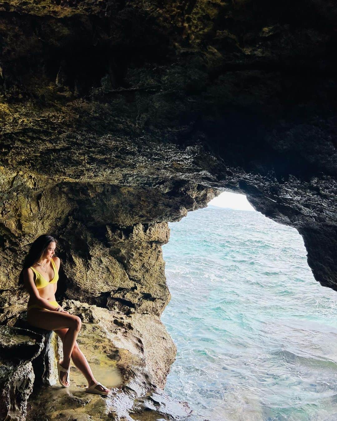 Kim Chiuさんのインスタグラム写真 - (Kim ChiuInstagram)「Probably one of the best views in Boracay!!!🧜🏻‍♀️❤️🌊 Aside from the beautiful Sunset, this is my next favorite!!!!🥰 Thank you to the Kuya in that cave who patiently took our photo!!!📸 locals know best!!!!🥰hihi #crystalcoveboracay #Chiurista #TropicalEssentials #HM」4月5日 20時56分 - chinitaprincess