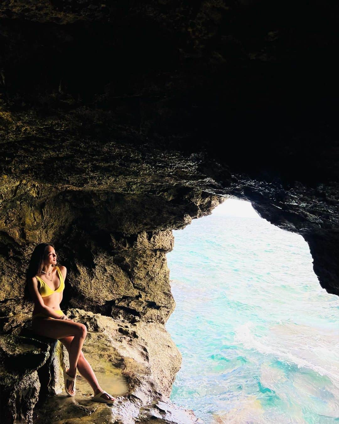 Kim Chiuさんのインスタグラム写真 - (Kim ChiuInstagram)「Probably one of the best views in Boracay!!!🧜🏻‍♀️❤️🌊 Aside from the beautiful Sunset, this is my next favorite!!!!🥰 Thank you to the Kuya in that cave who patiently took our photo!!!📸 locals know best!!!!🥰hihi #crystalcoveboracay #Chiurista #TropicalEssentials #HM」4月5日 20時56分 - chinitaprincess